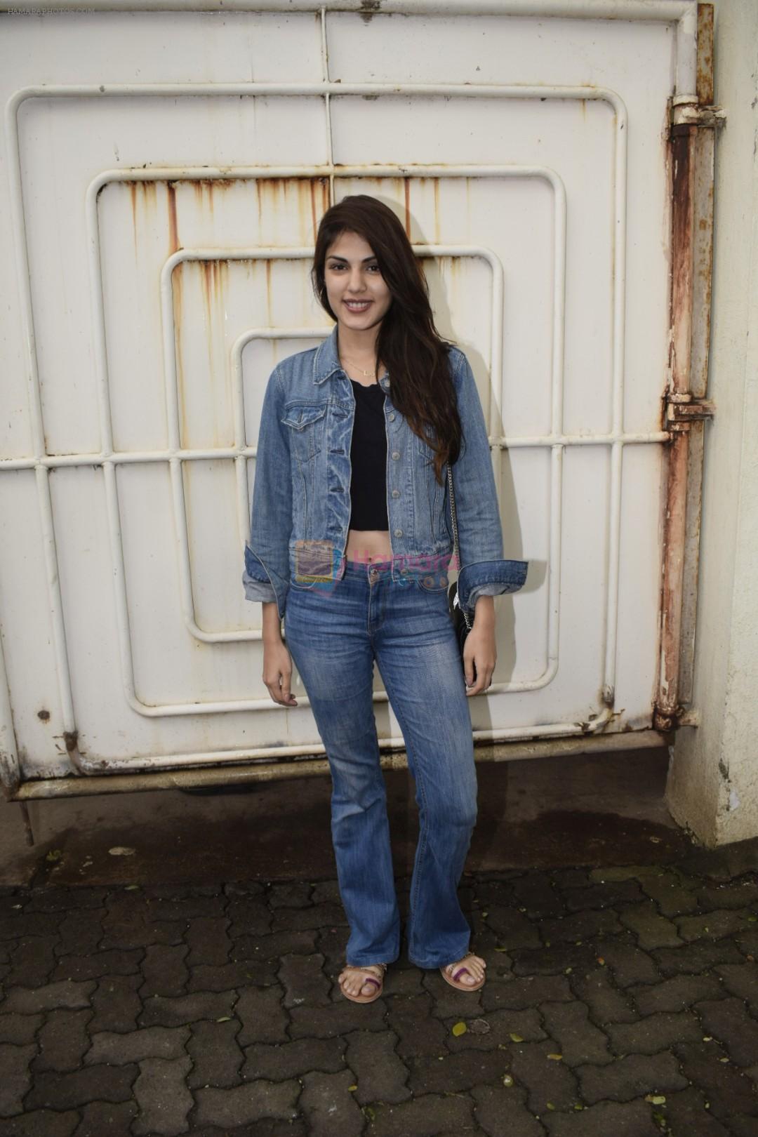 Rhea Chakraborty Spotted At Sunny Sound Juhu on 3rd Sept 2018