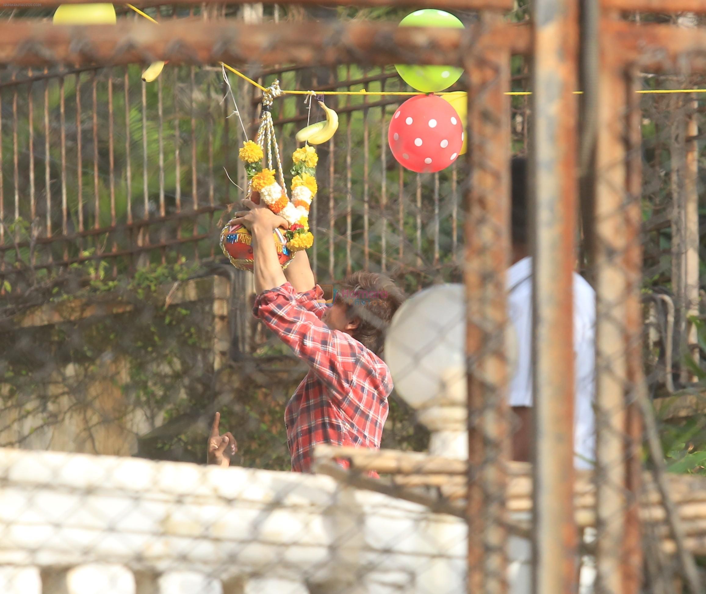 Shahrukh Khan, Abram Celebrate Dahihandi At Mannat In Bandra on 3rd Sept 2018