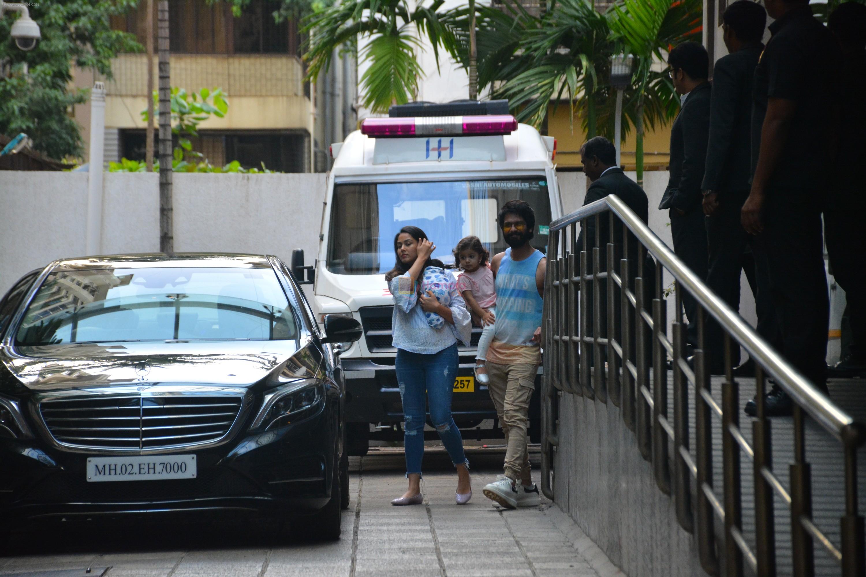 Shahid Kapoor, Mira Rajput with thier son leave from Hinduja hospital on 7th Sept 2018