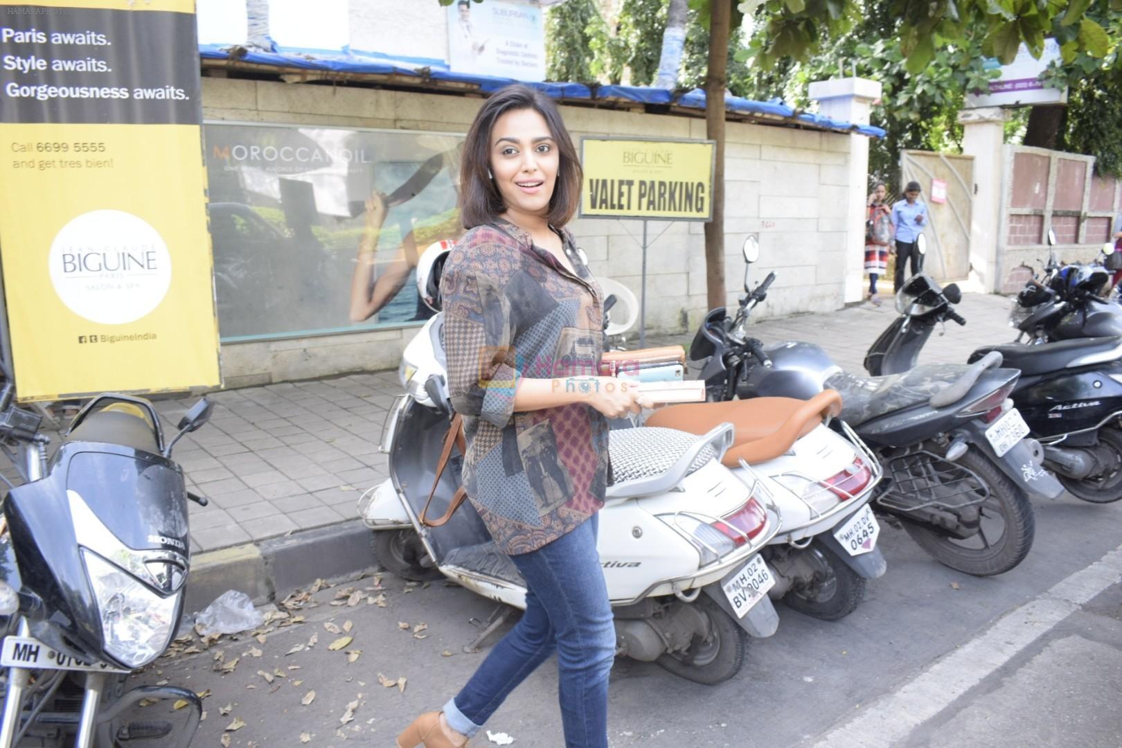 Swara Bhaskar spotted at salon in juhu on 7th Sept 2018