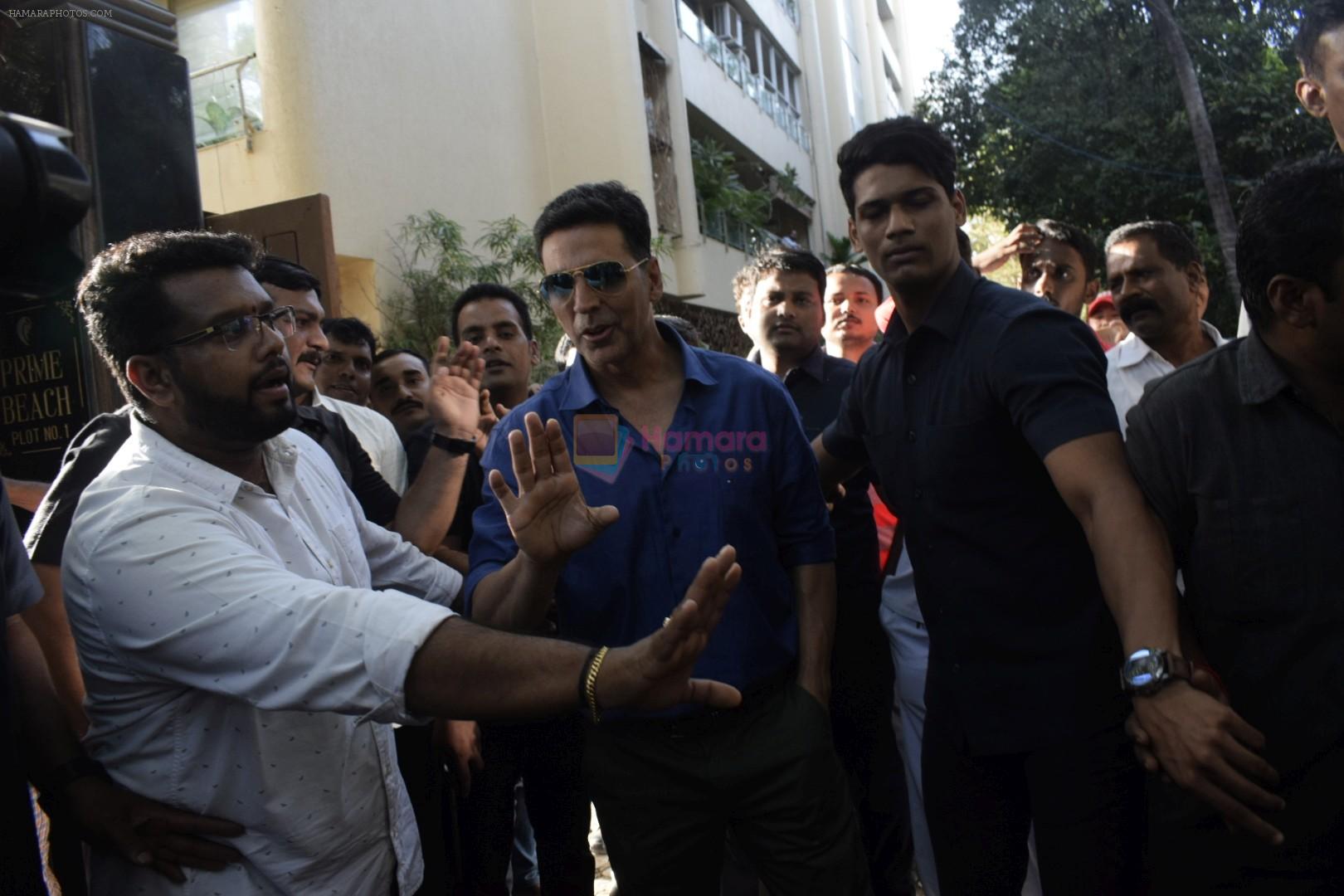 Akshay Kumar Meets His Fans On His Birthday At His Juhu Home on 9th Sept 2018