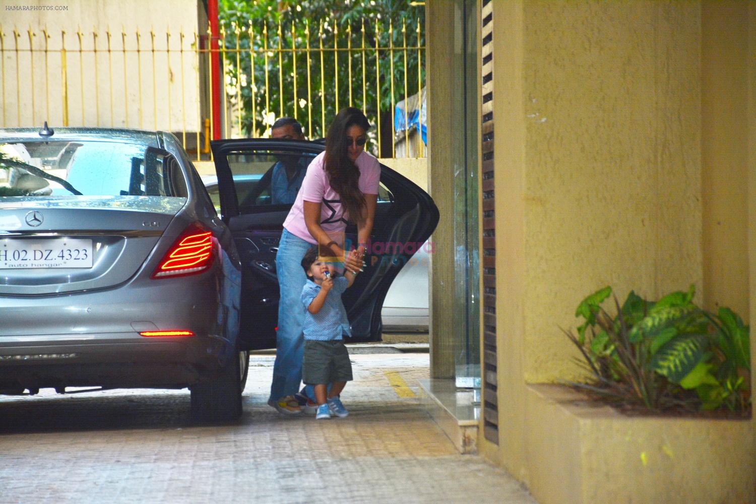 Kareena Kapoor , Taimur Spotted At Karishma Kapoor's House In Bandra on 9th Sept 2018