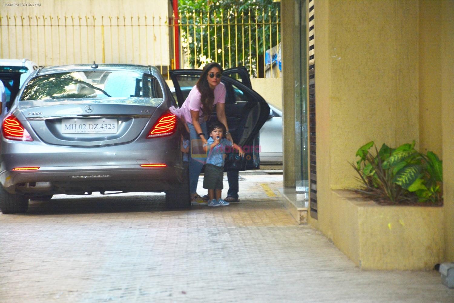 Kareena Kapoor , Taimur Spotted At Karishma Kapoor's House In Bandra on 9th Sept 2018