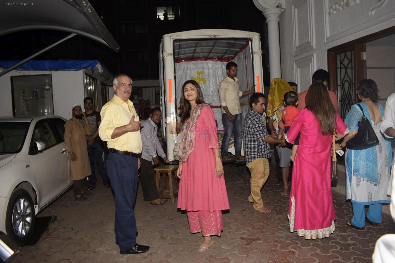 Shilpa Shetty ,Raj Kundra bring Ganesha Home in Juhu on 12th Sept 2018
