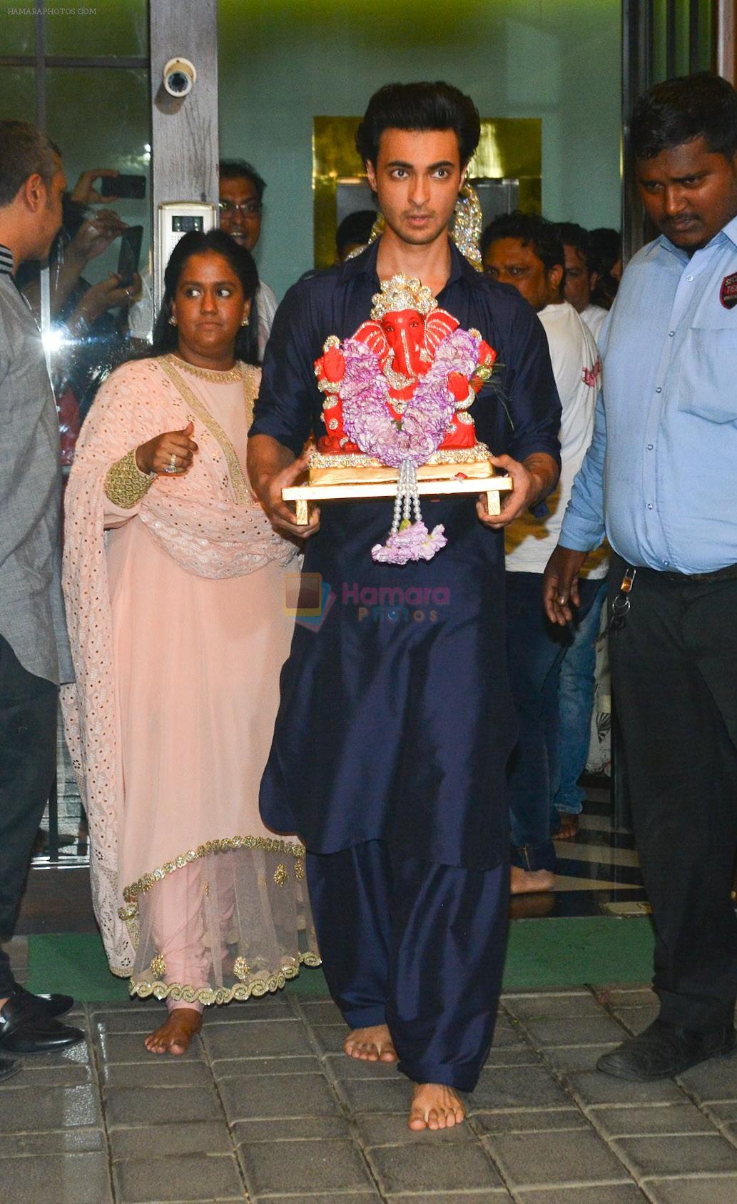 Aayush Sharma at Arpita Khan's Ganpati Immersion at bandra on 14th Sept 2018