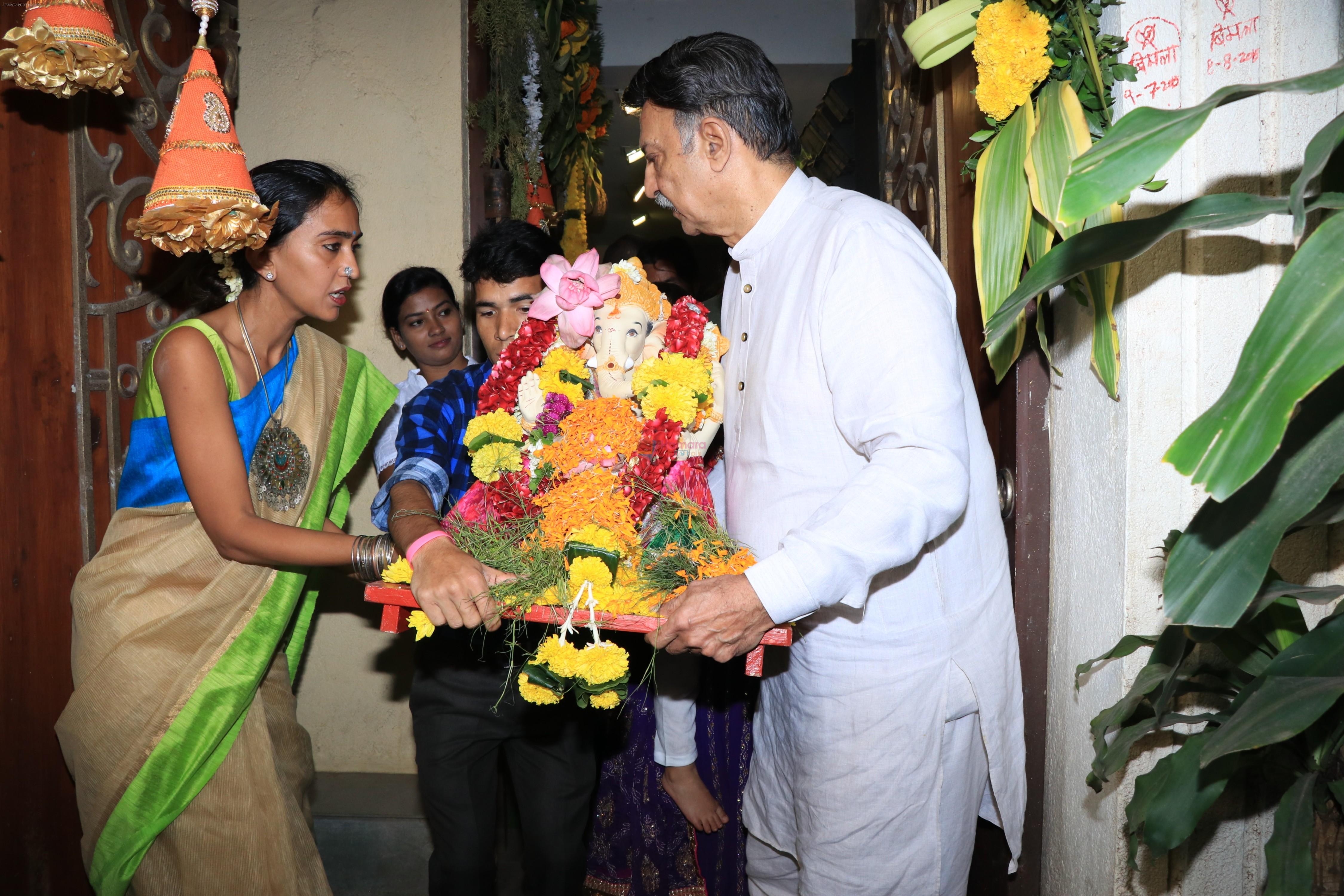 Suresh Oberoi at Vivek Oberoi Ganpati Immersion At Juhu on 16th Sept 2018