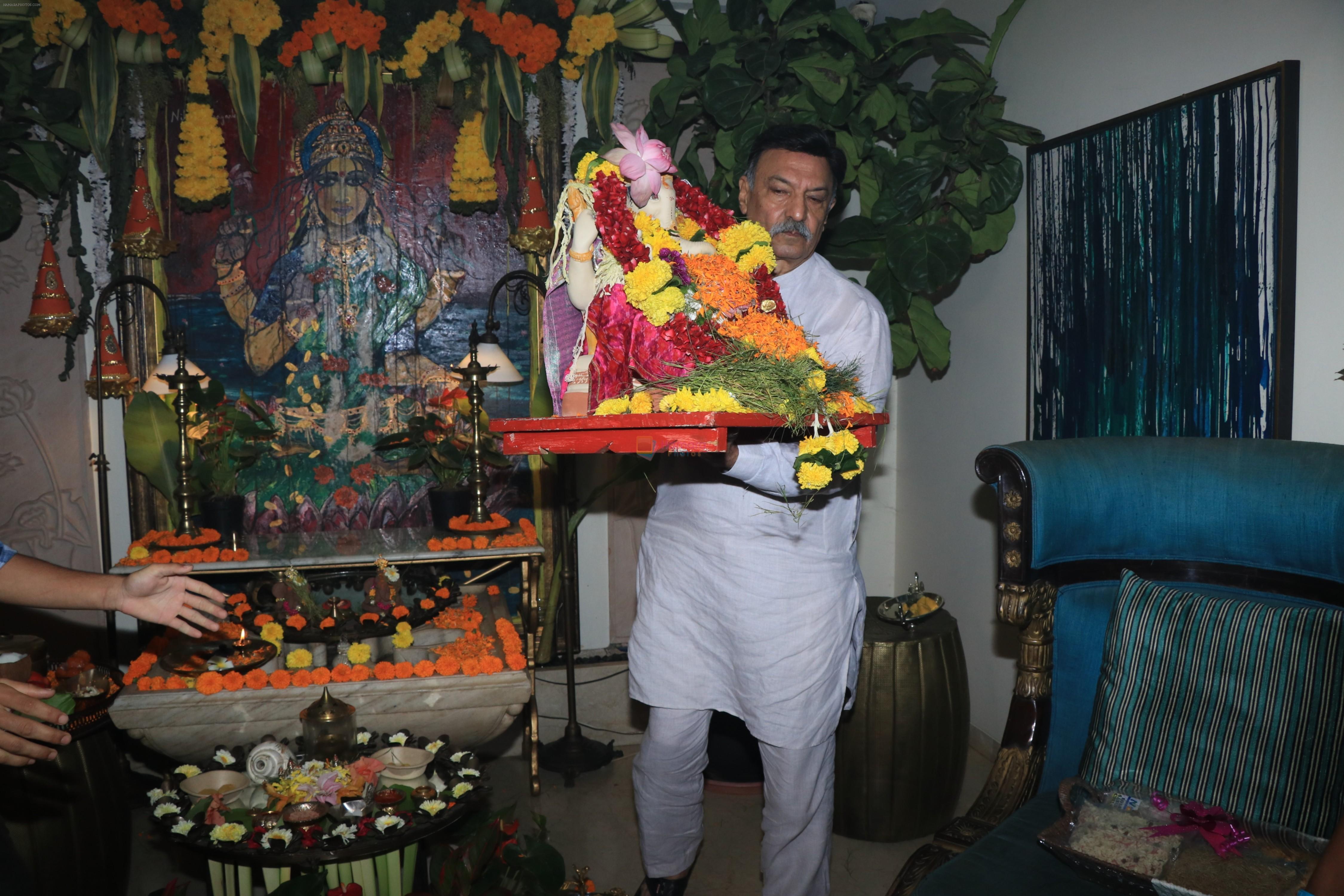 Suresh Oberoi at Vivek Oberoi Ganpati Immersion At Juhu on 16th Sept 2018