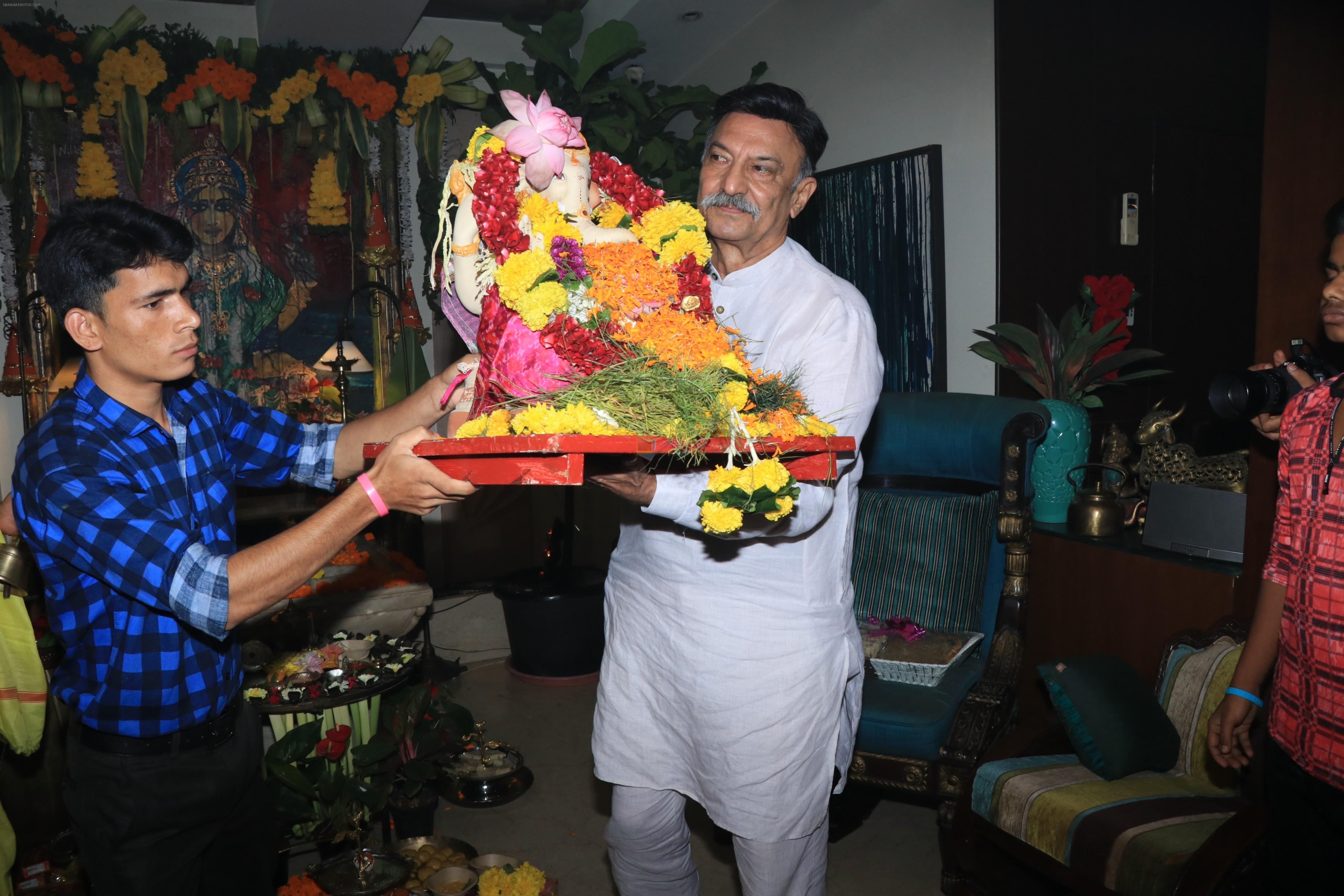 Suresh Oberoi at Vivek Oberoi Ganpati Immersion At Juhu on 16th Sept 2018