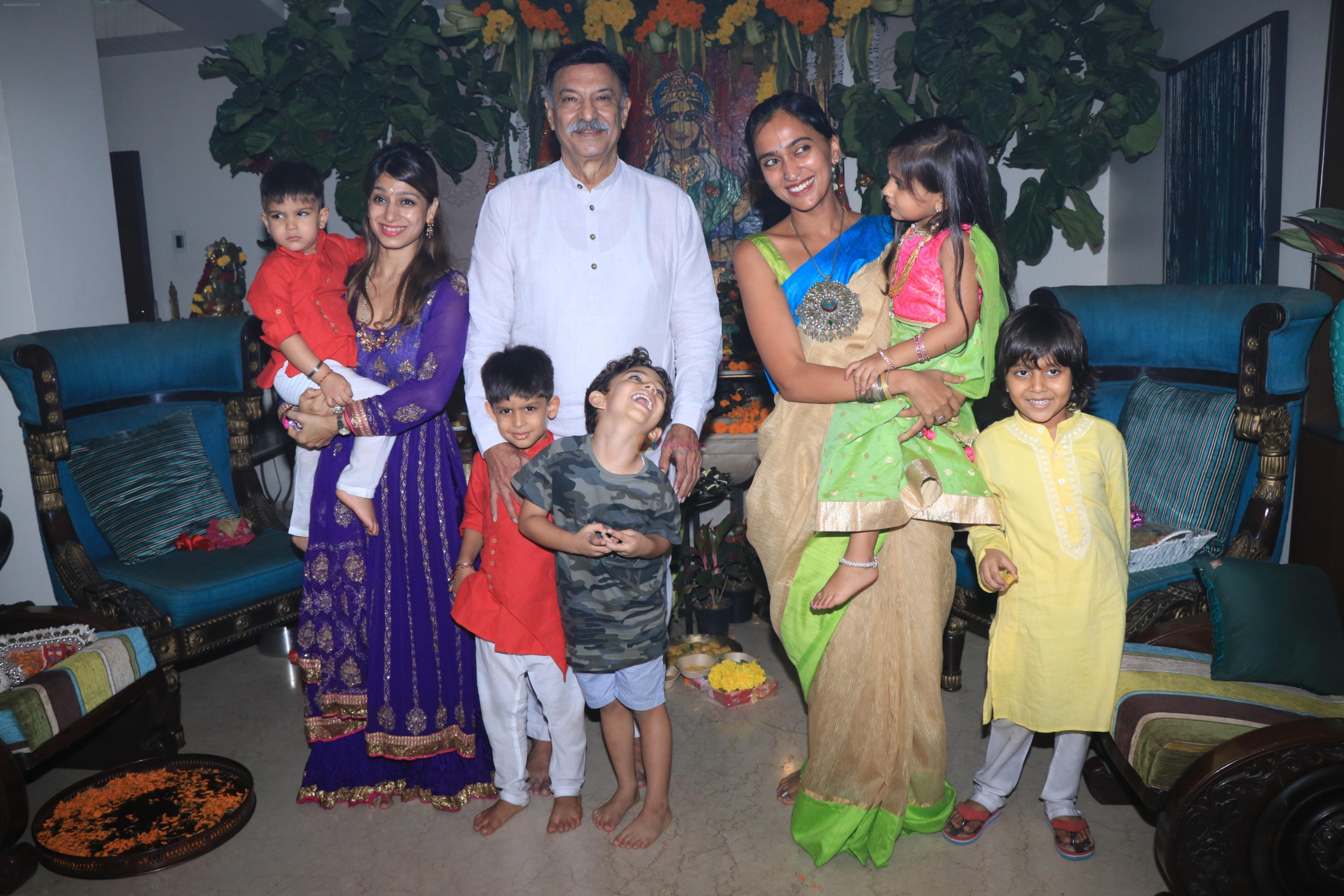 Suresh Oberoi at Vivek Oberoi Ganpati Immersion At Juhu on 16th Sept 2018