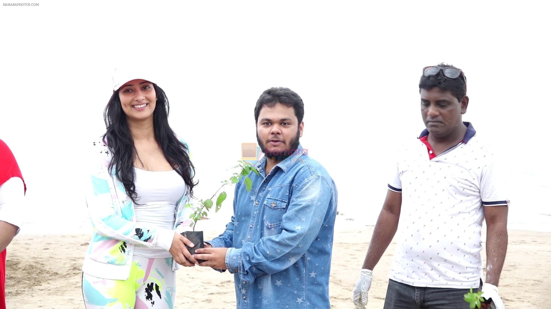 Niharica Raizada at Aksa Beach For Clean Up Campaign in Mumbai on 23rd Sept 2018