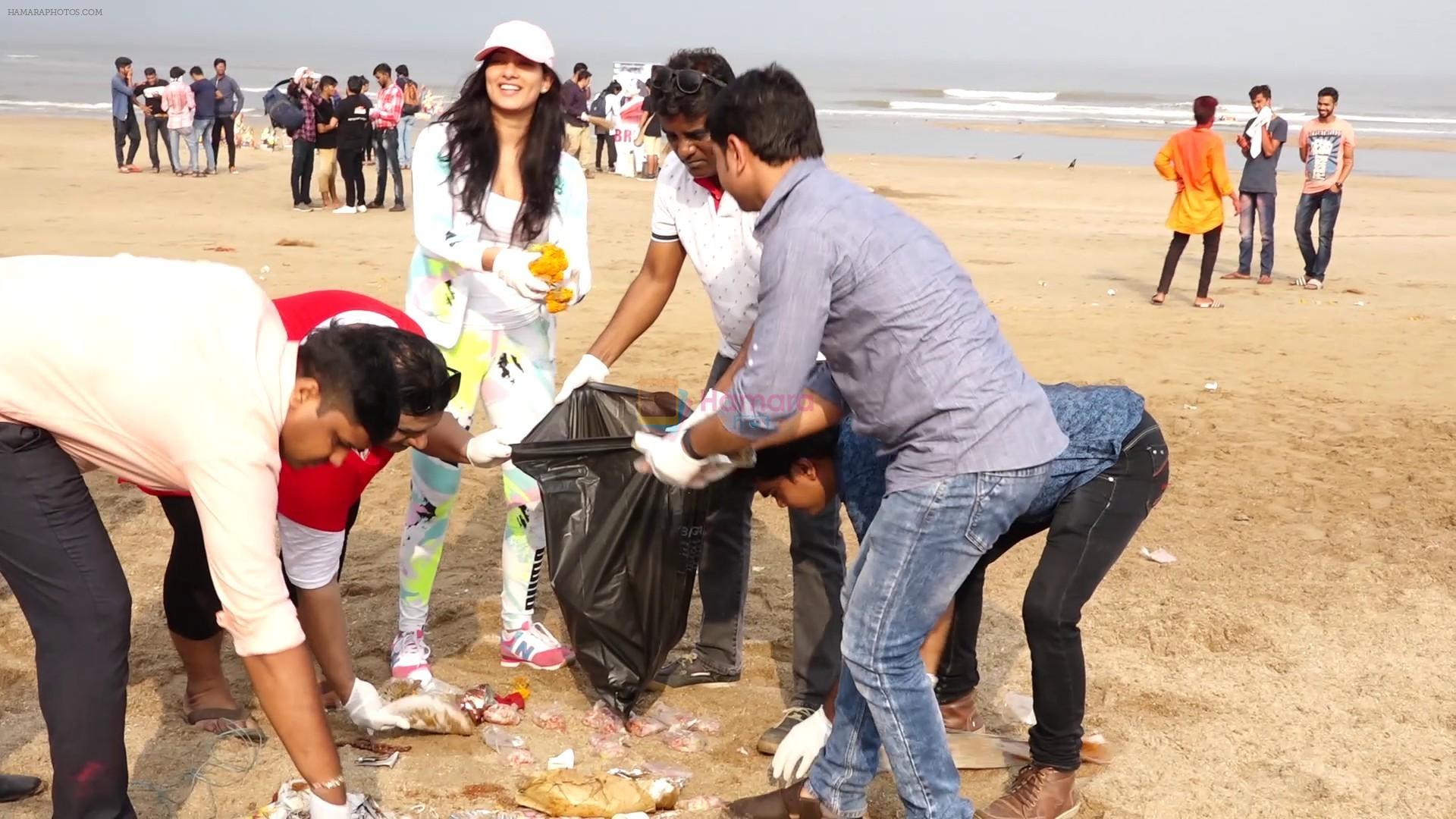 Niharica Raizada at Aksa Beach For Clean Up Campaign in Mumbai on 23rd Sept 2018