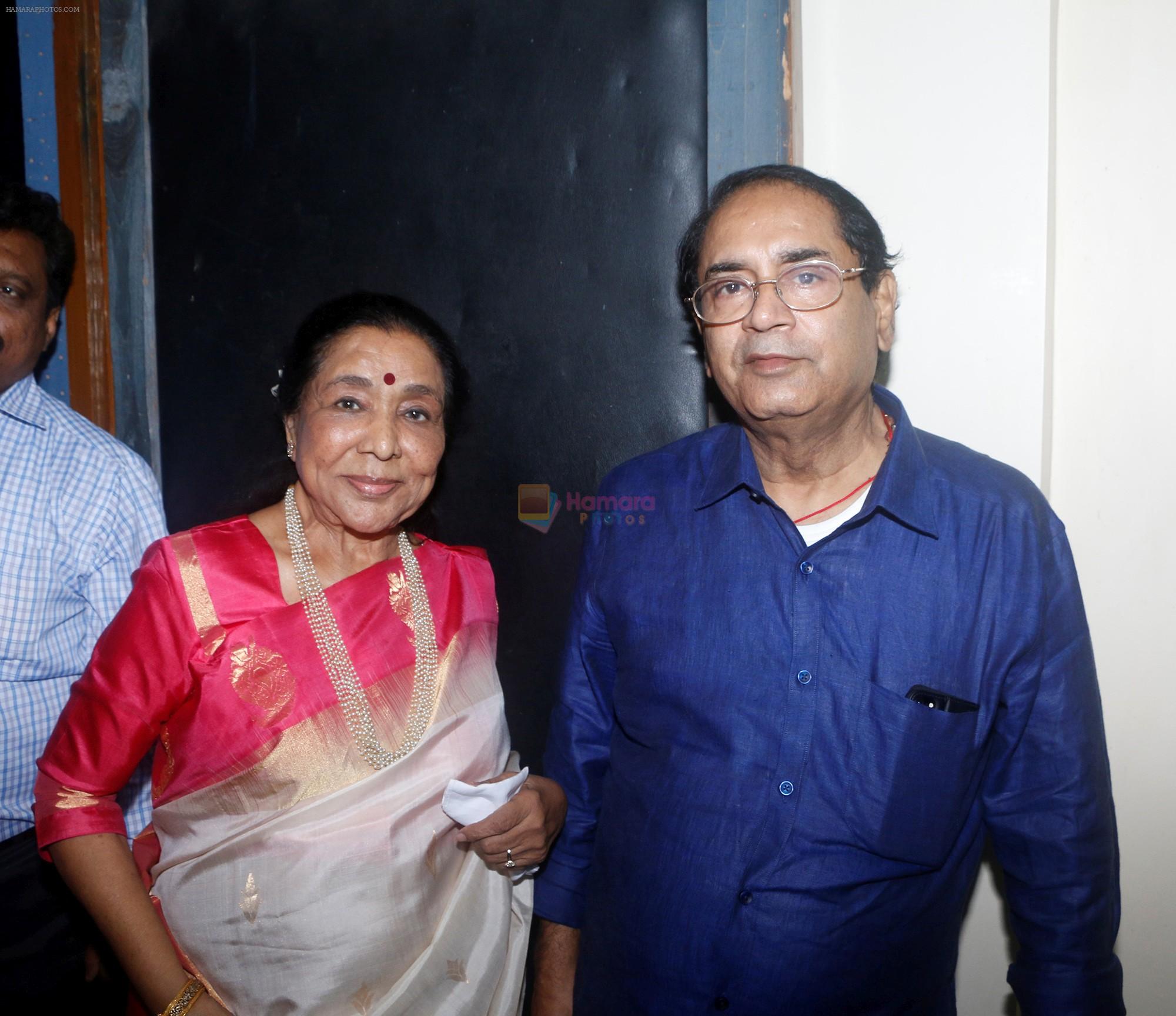 Asha Bhosle and Avinash Prabhavalkar of Hridayesh Arts at the release of Mothi Tichi Savli, a book on Lata Mangeshkar, penned by Meena Mangeshkar-Khadikar