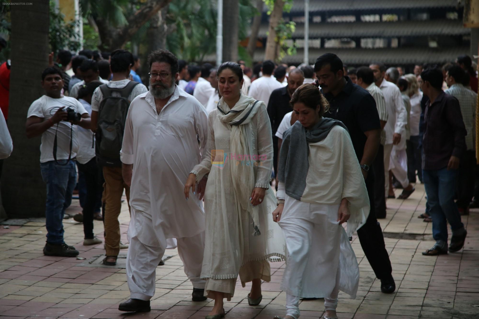 Kareena Kapoor, Randhir Kapoor at Krishna Raj Kapoor's funeral in Chembur on 1st Oct 2018
