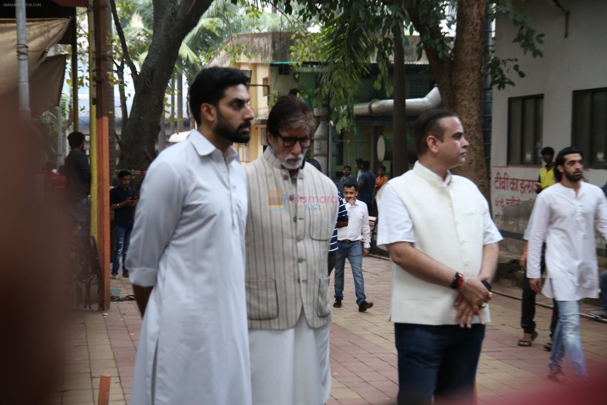 Abhishek Bachchan, Amitabh Bachchan at Krishna Raj Kapoor's funeral in Chembur on 1st Oct 2018