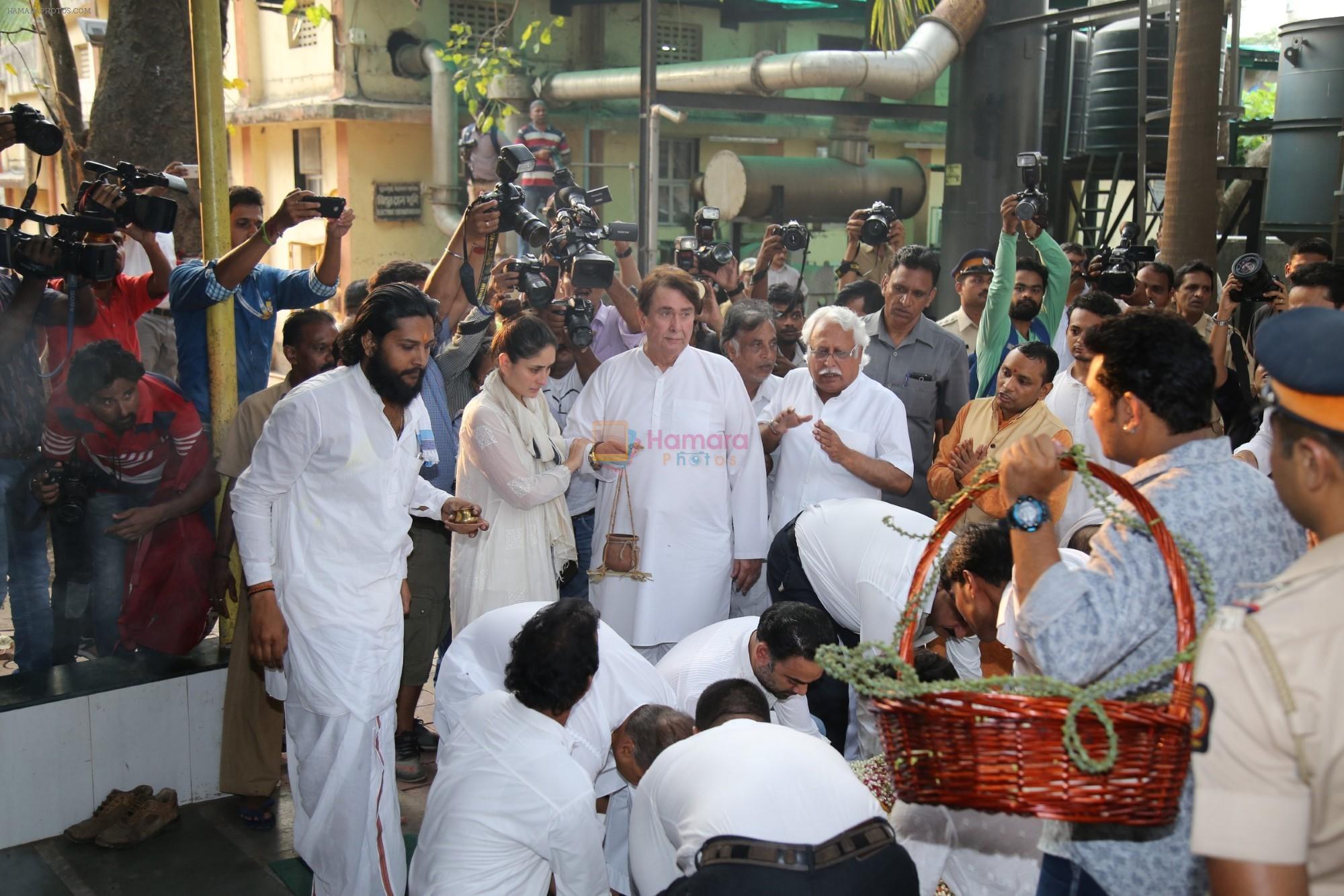 Kareena Kapoor, Randhir Kapoor at Krishna Raj Kapoor's funeral in Chembur on 1st Oct 2018