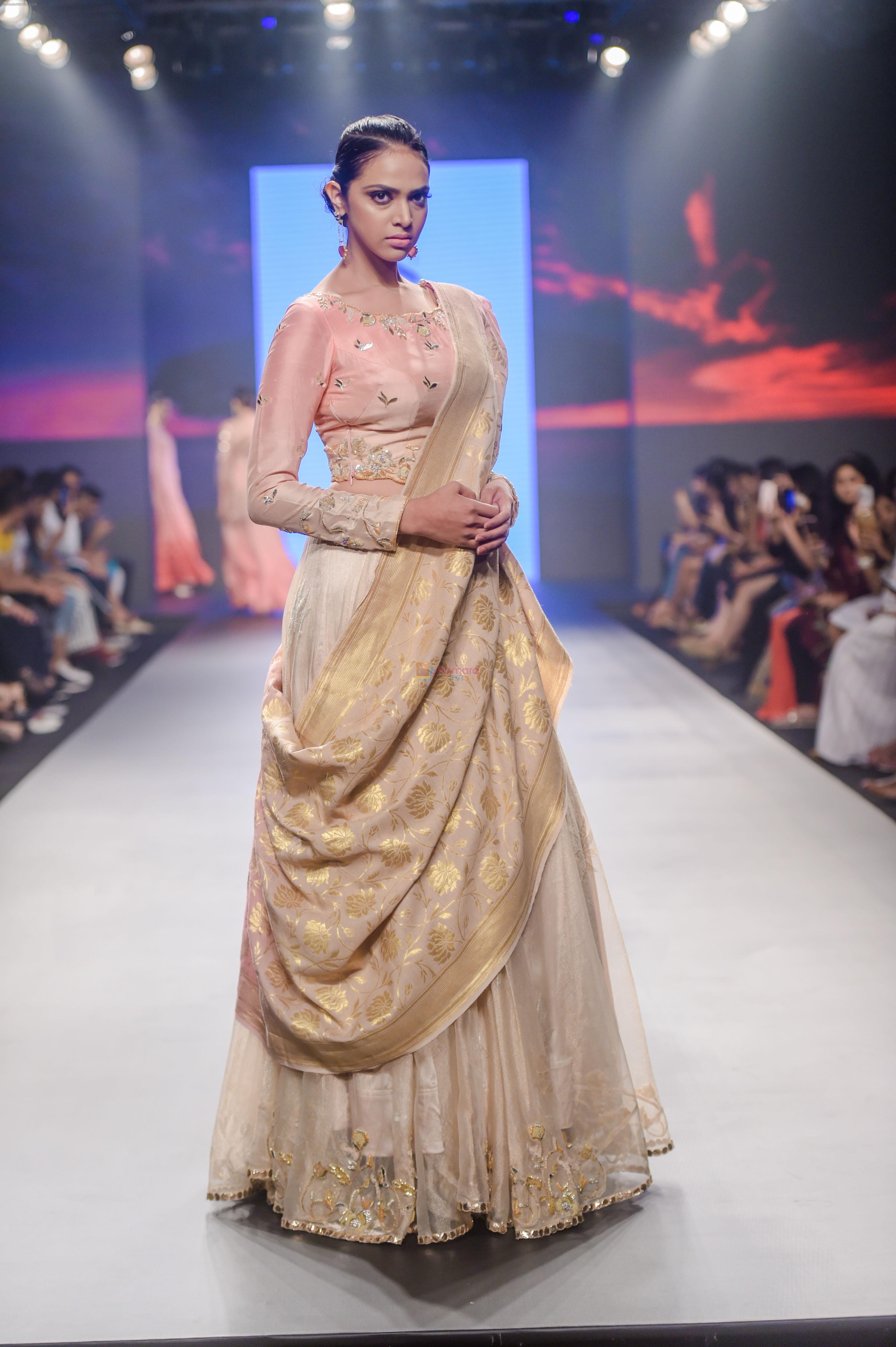 Model walk the ramp for Versha Sethi at BTFW 2018 on 14th Oct 2018 / ...