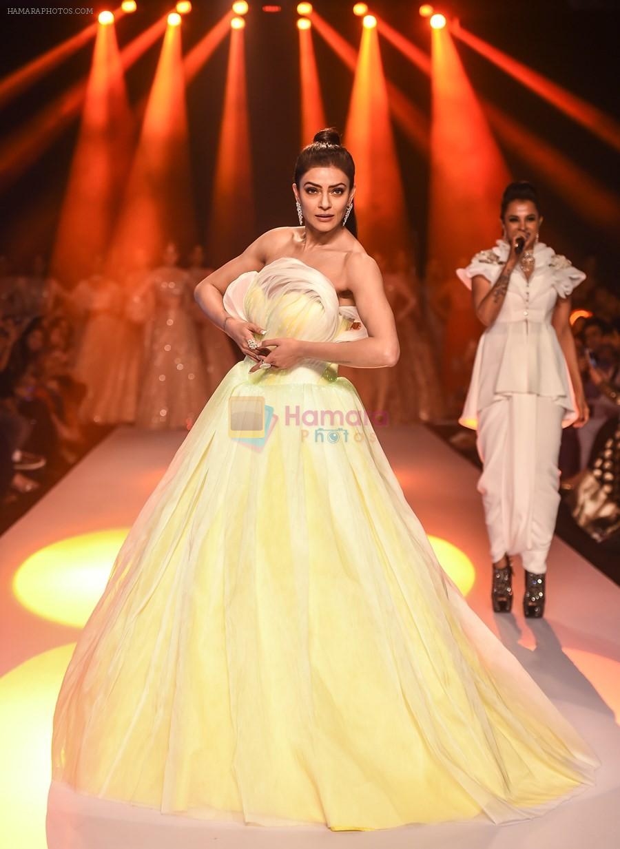 Sushmita Sen walk the ramp at BTFW Finale by Neeta Lulla on 15th Oct 2018