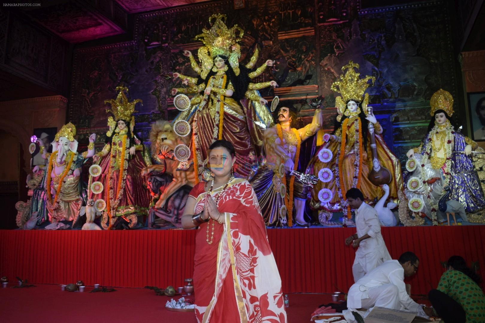 Sharbani mukharjee at Durga Puja in vile Parle on 15th Oct 2018