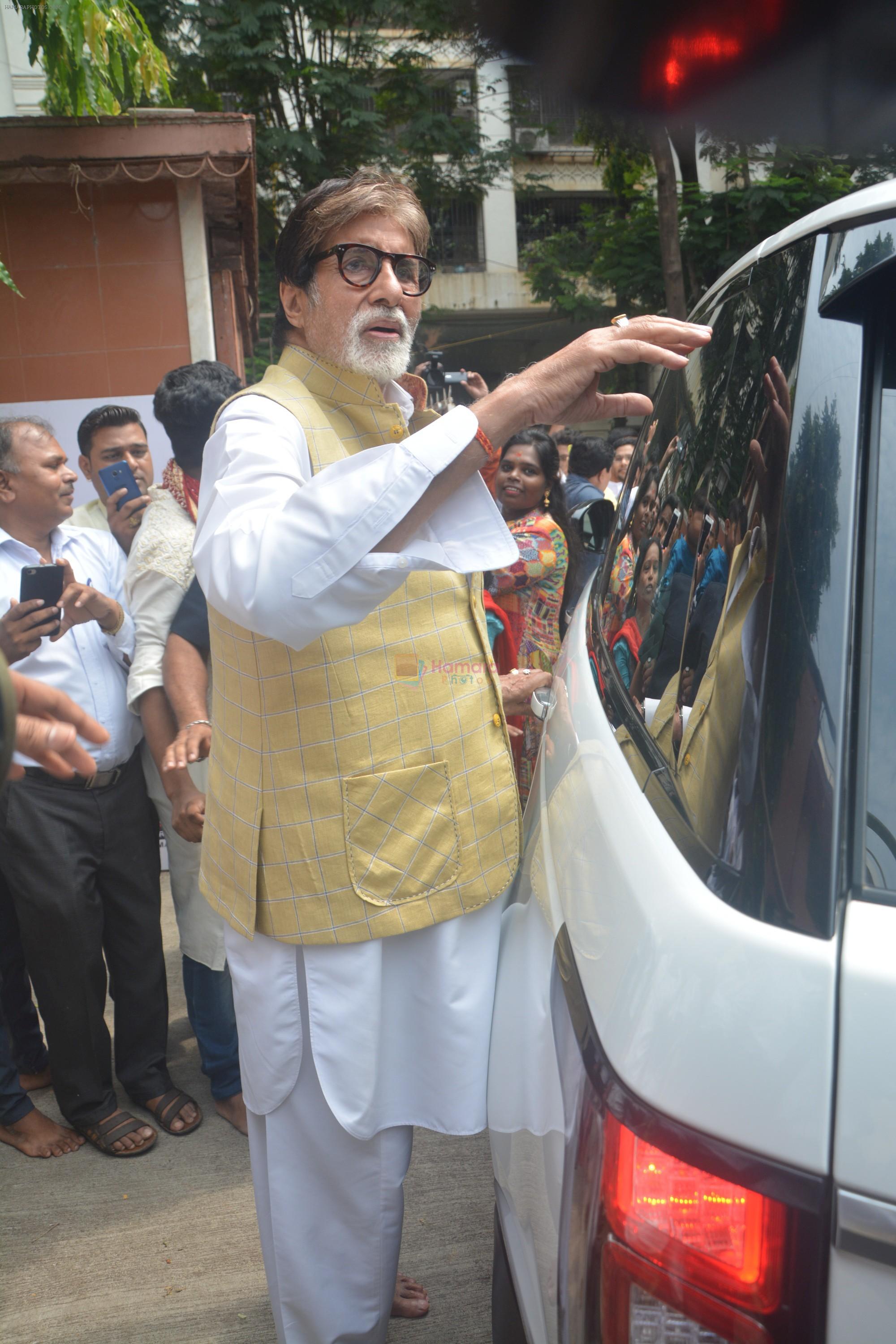 Amitabh Bachchan visit khar for Durga Puja in Mumbai on 17th Oct 2018