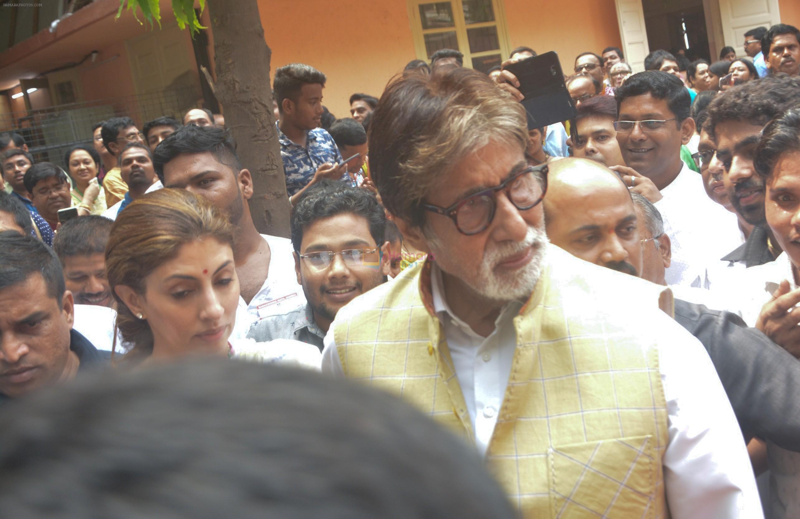 Amitabh Bachchan visit khar for Durga Puja in Mumbai on 17th Oct 2018