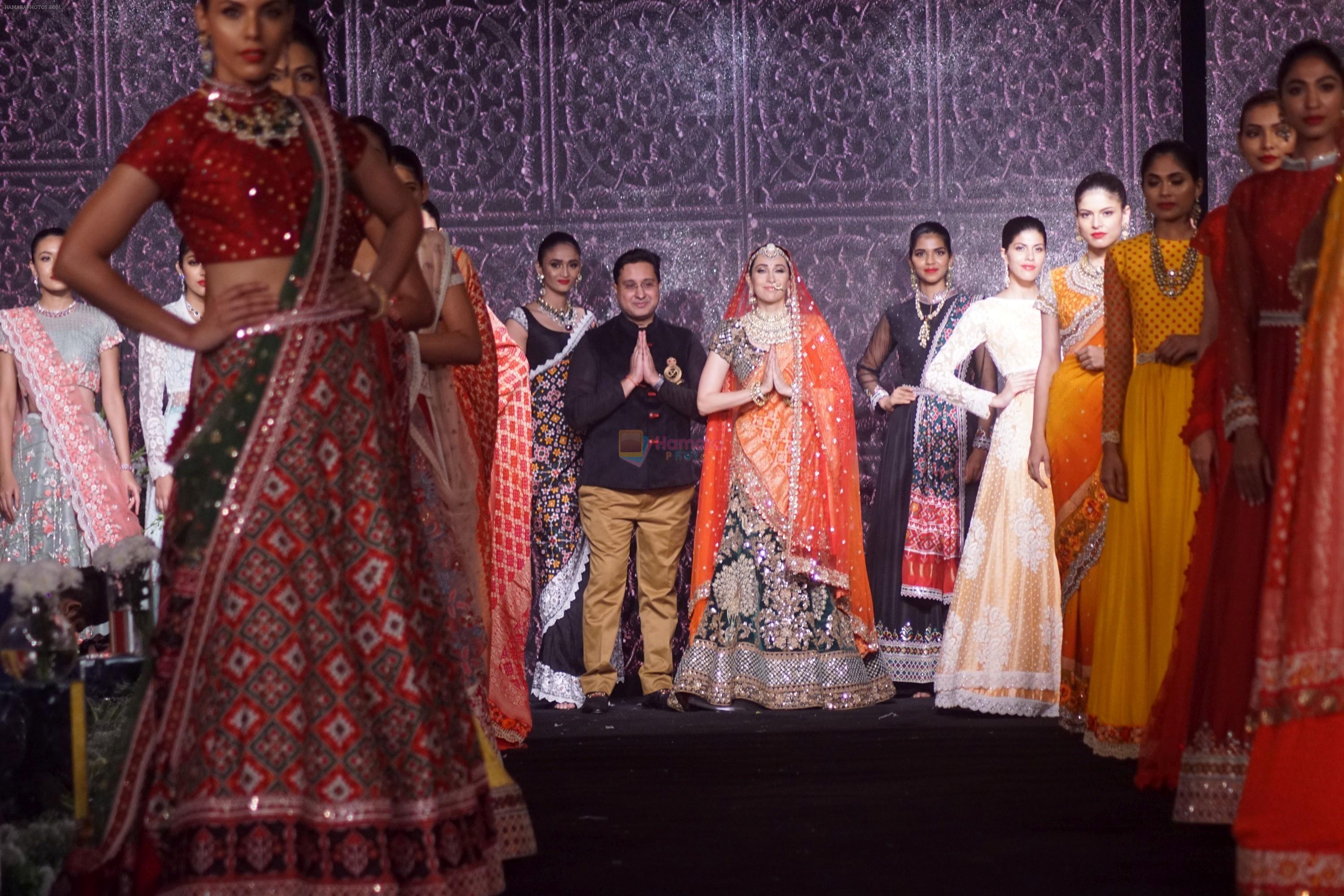 Karisma Kapoor walk The Ramp at The Wedding Junction Show on 26th Oct 2018