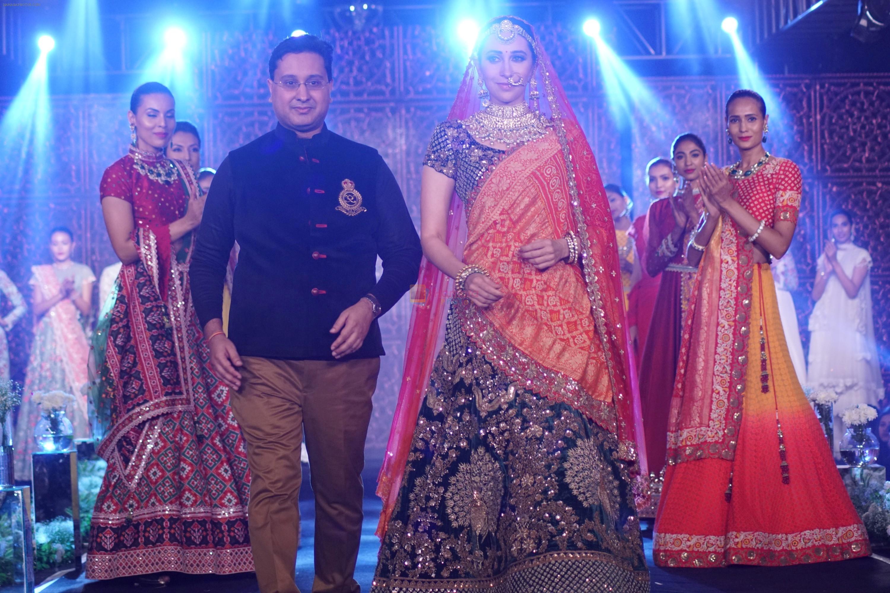 Karisma Kapoor walk The Ramp at The Wedding Junction Show on 26th Oct 2018