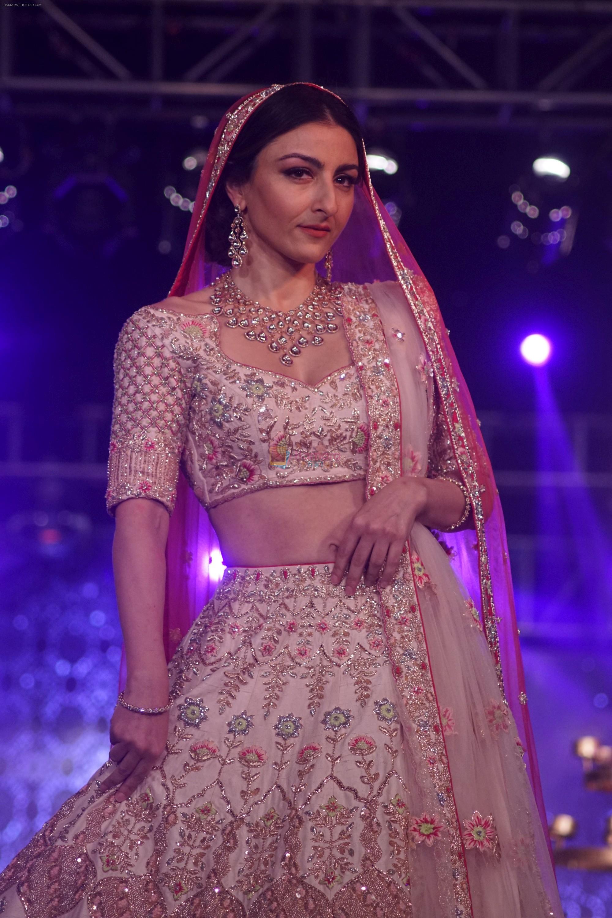 Soha Ali Khan walk The Ramp at The Wedding Junction Show on 26th Oct 2018