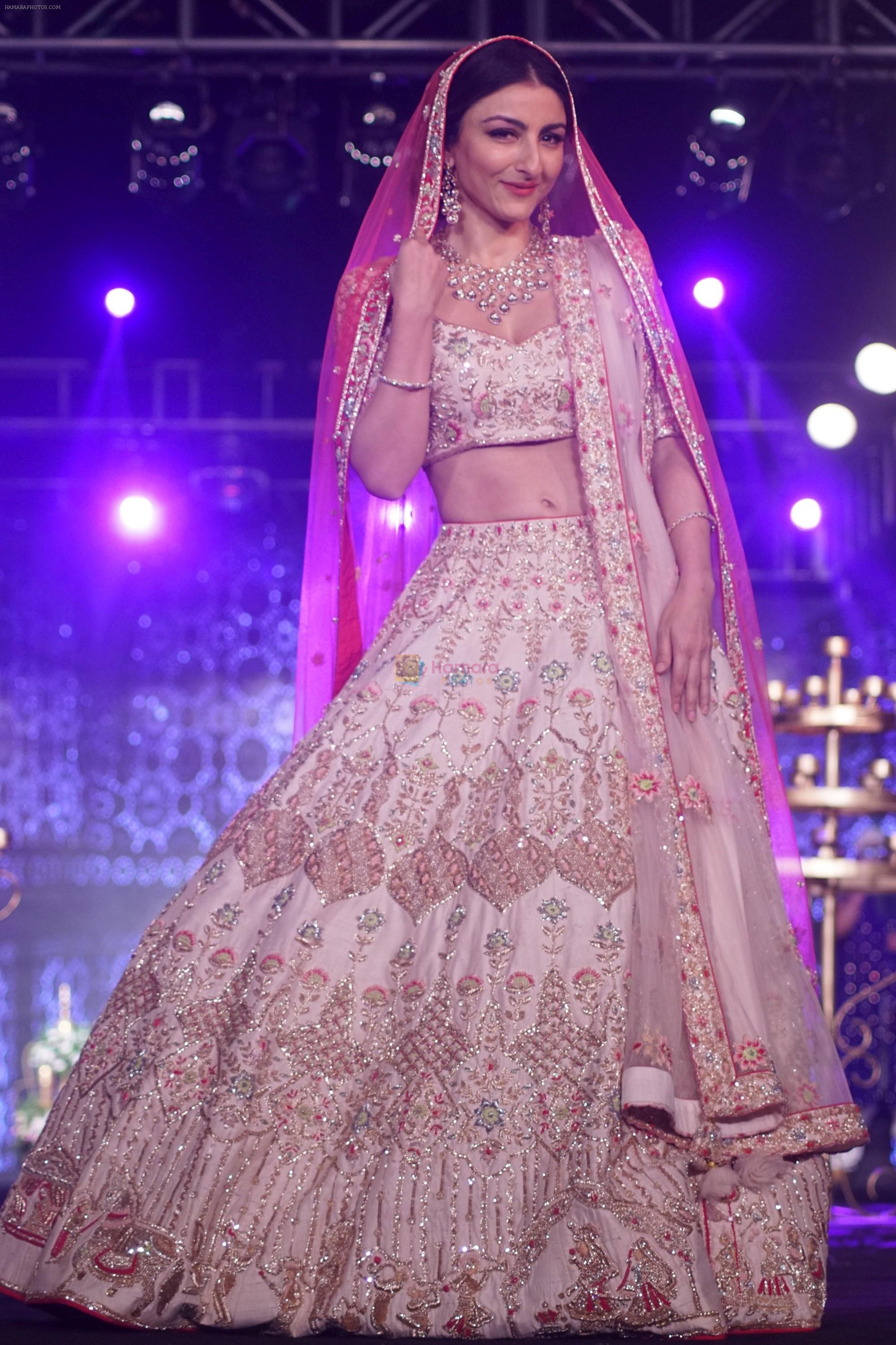 Soha Ali Khan walk The Ramp at The Wedding Junction Show on 26th Oct 2018