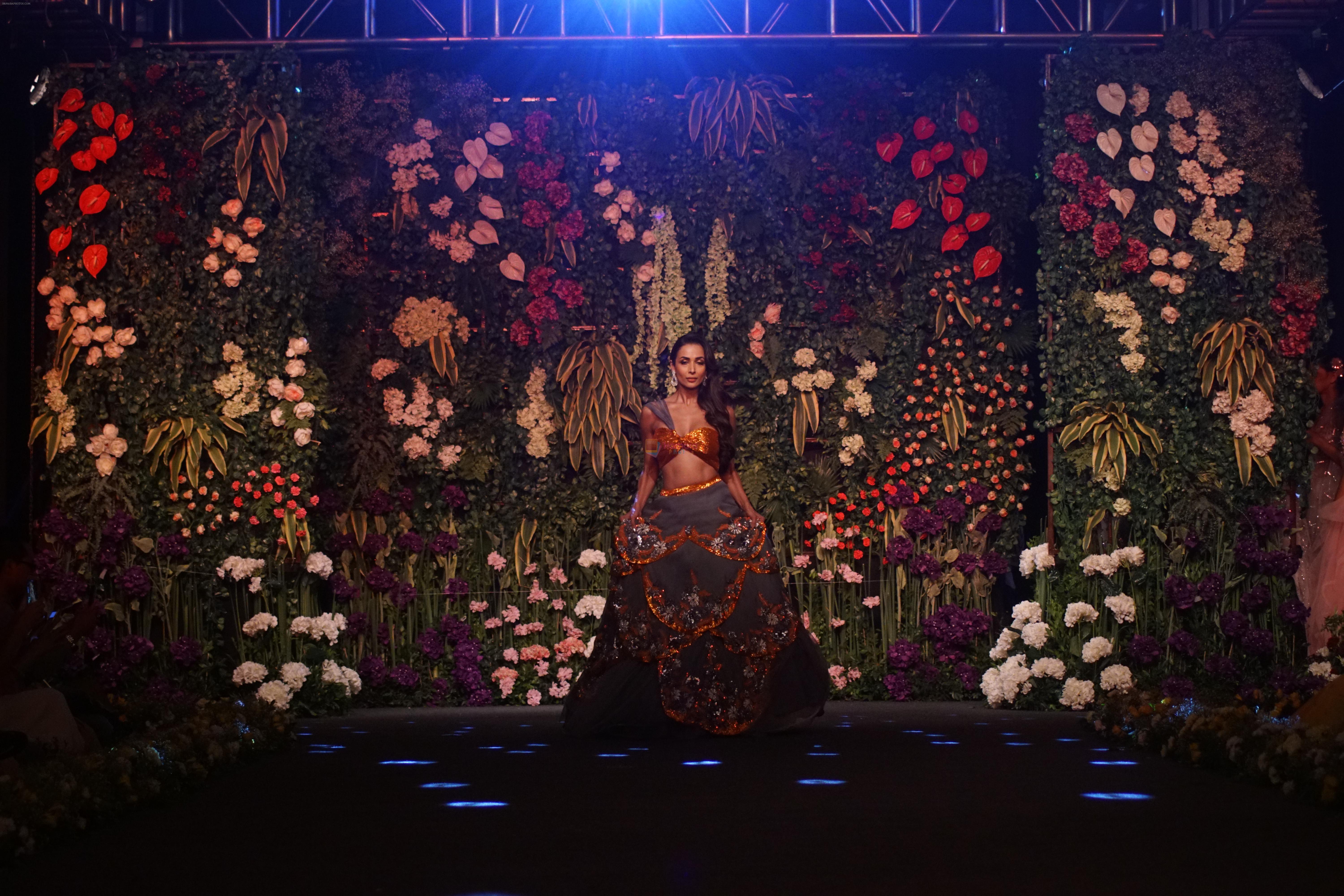 Malaika Arora Walk The Ramp For Designer Kehia at The Wedding Junction Show on 27th Oct 2018