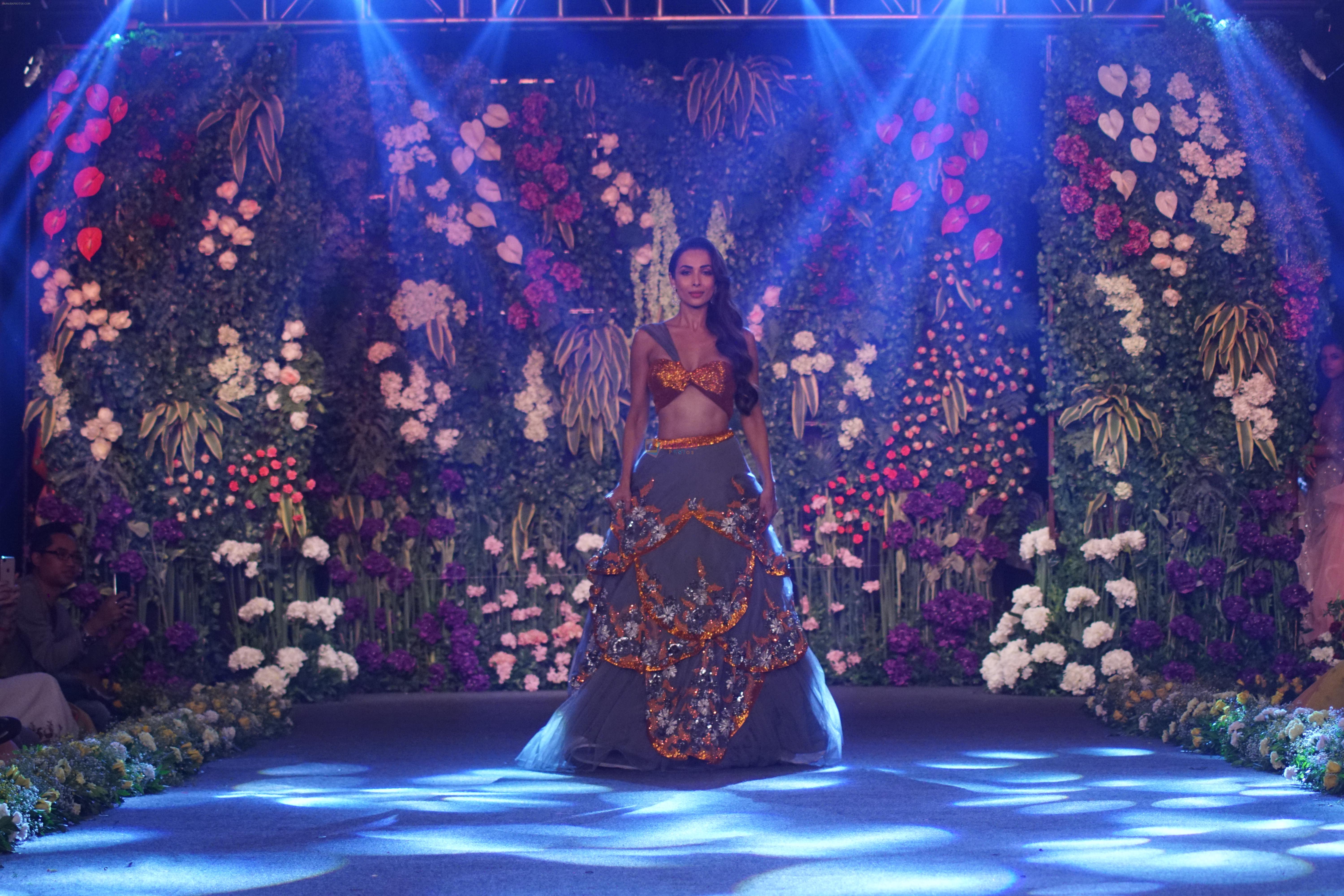 Malaika Arora Walk The Ramp For Designer Kehia at The Wedding Junction Show on 27th Oct 2018