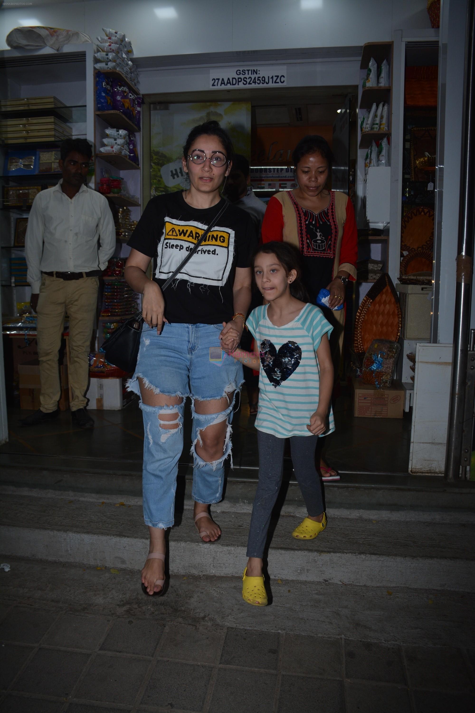 Manyata Dutt with daughter Iqra spotted at bandra on 1st Nov 2018