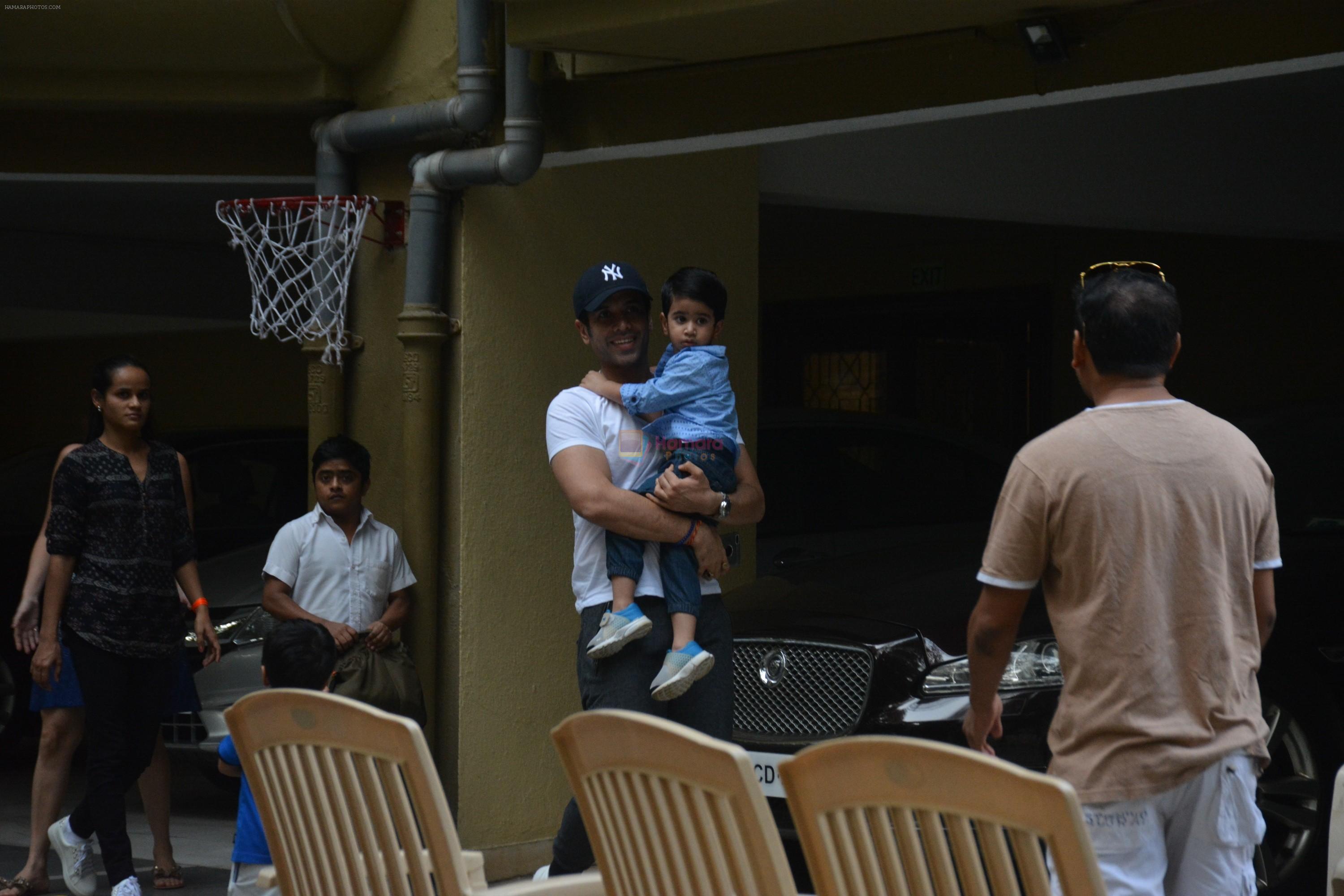 Tusshar Kapoor with son Lakshya spotted at bandra on 13th Nov 2018