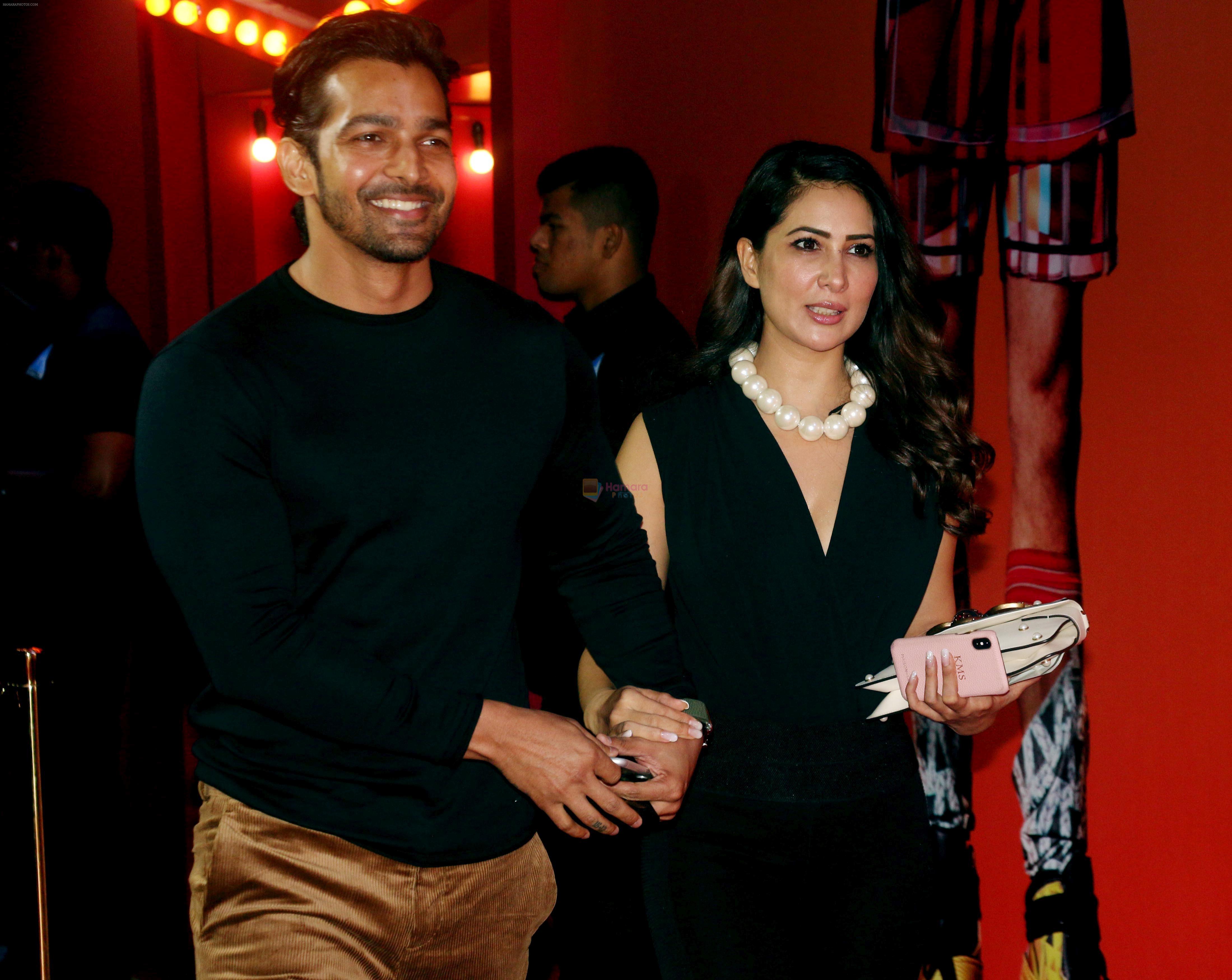 Kim Sharma, Harshvardhan Rane  at The Red Carpet Of The World Premiere Of Cirque Du Soleil Bazzar on 14th Nov 2018