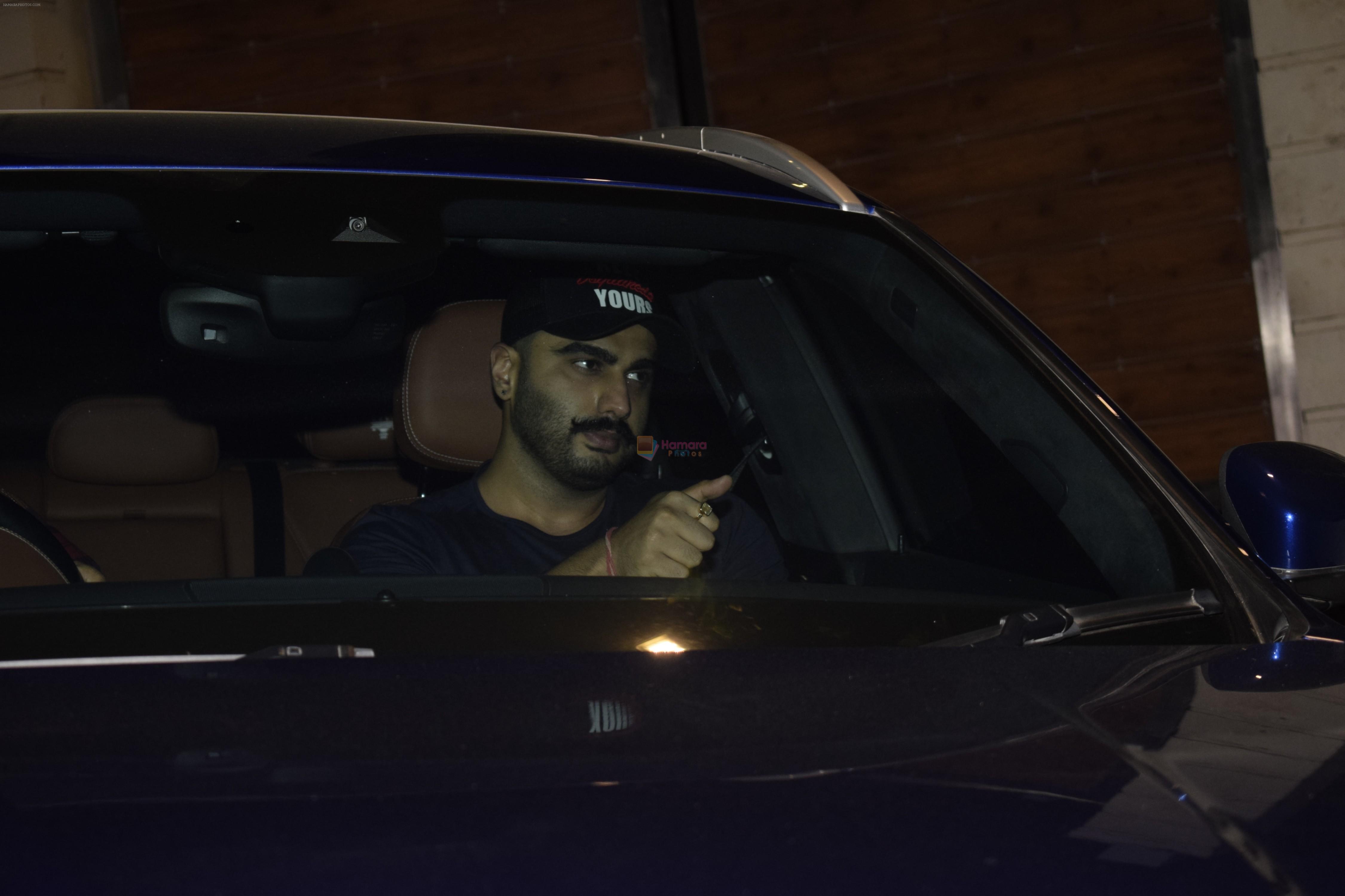 Arjun Kapoor spotted at Amrita Arora's house in bandra on 28th Nov 2018