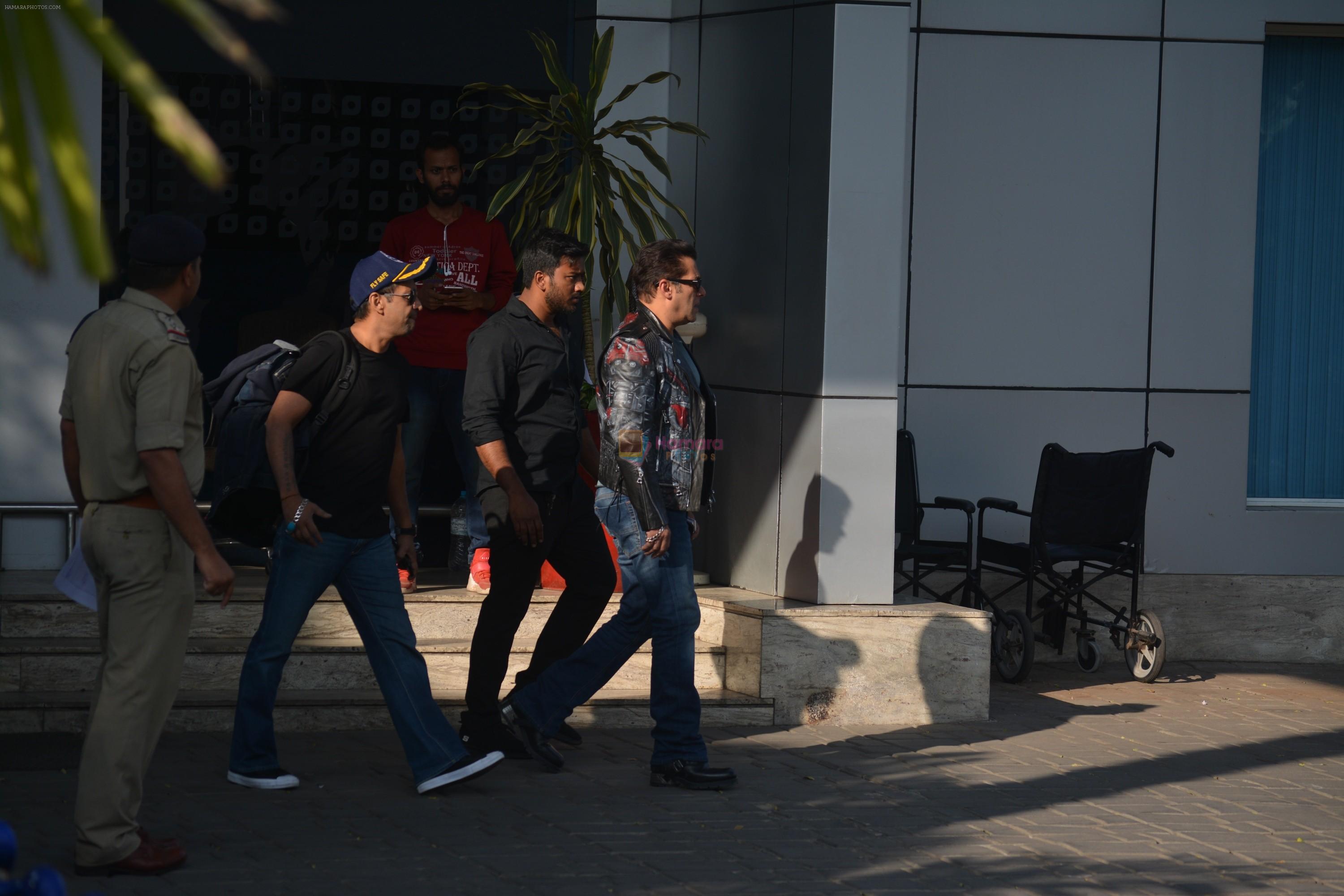 Salman Khan, Katrina Kaif Spotted At Airport on 9th Dec 2018