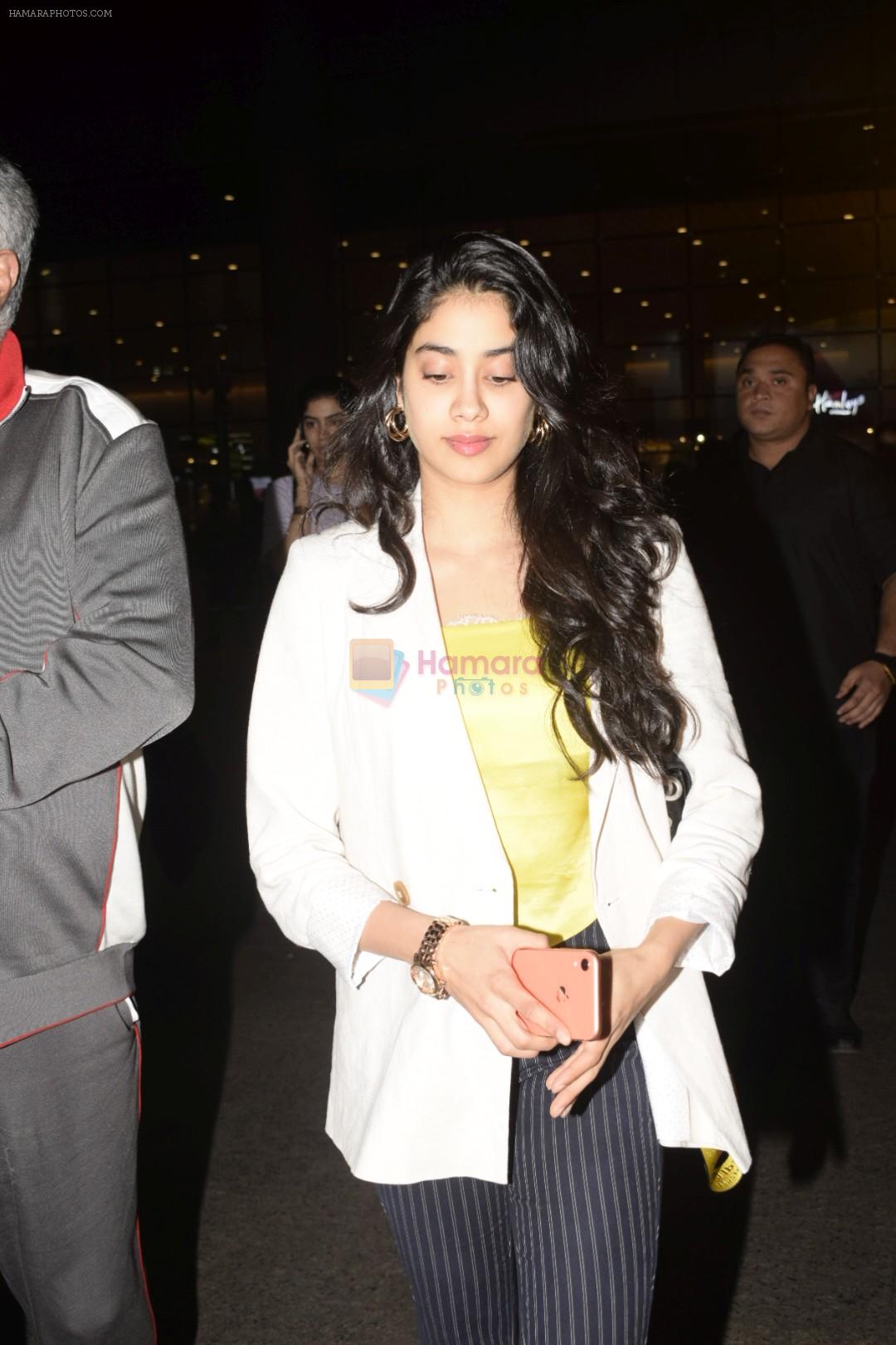 Janhvi Kapoor spotted at airport in andheri on 29th Dec 2018