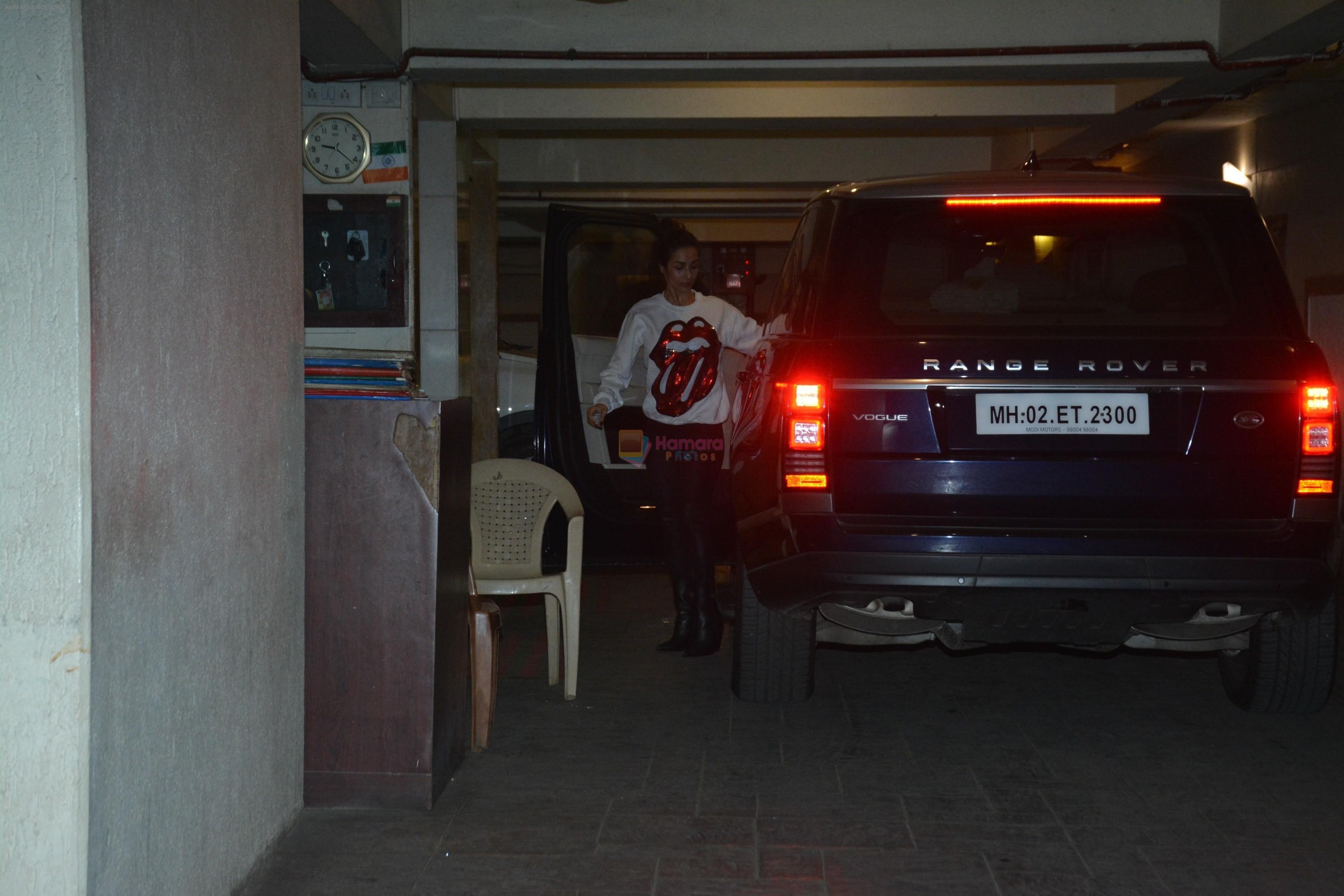 Malaika Arora spotted at Kareena Kapoor's house in bandra on 13th Jan 2019