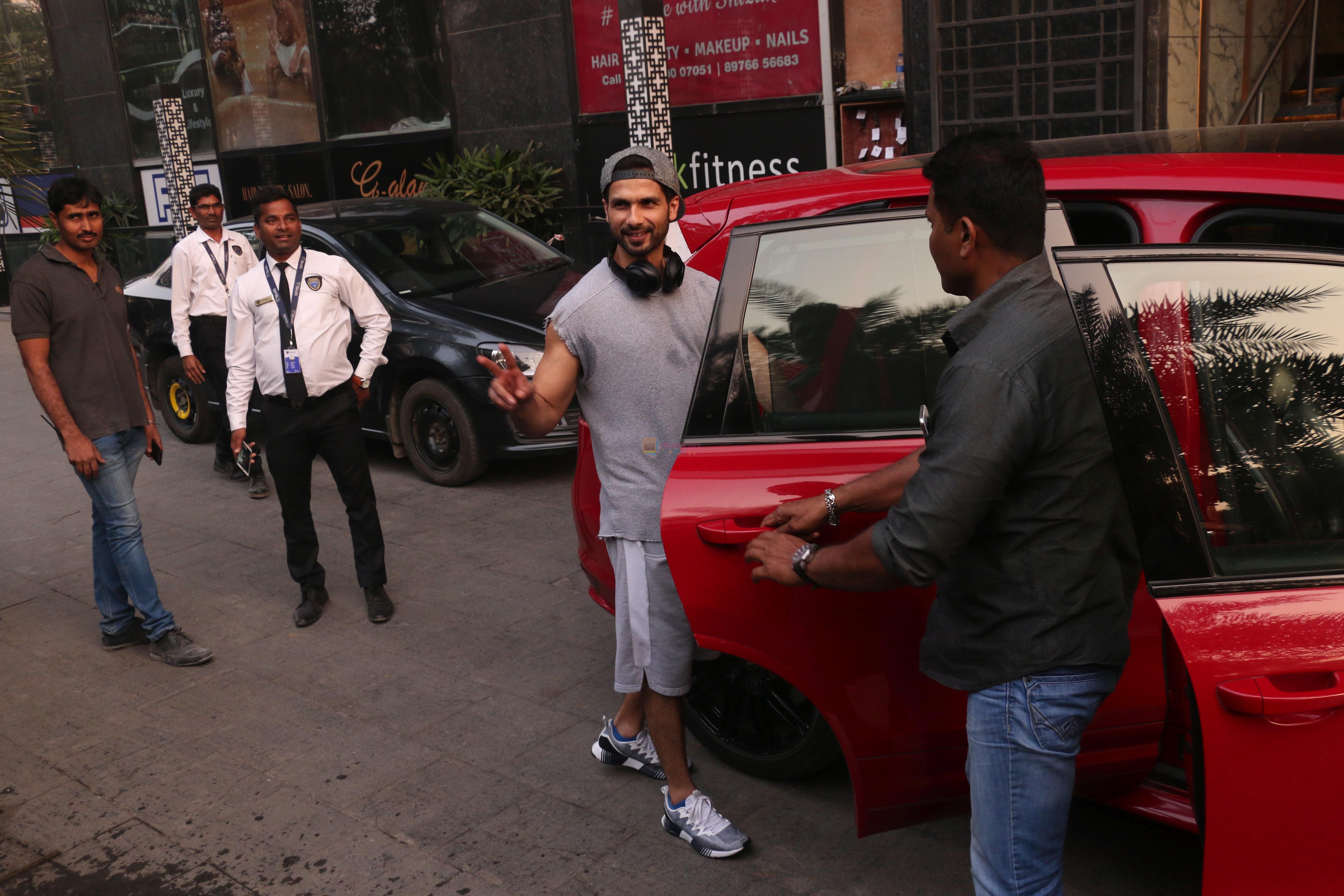 Shahid Kapoor spotted at gym in juhu on 14th Jan 2019