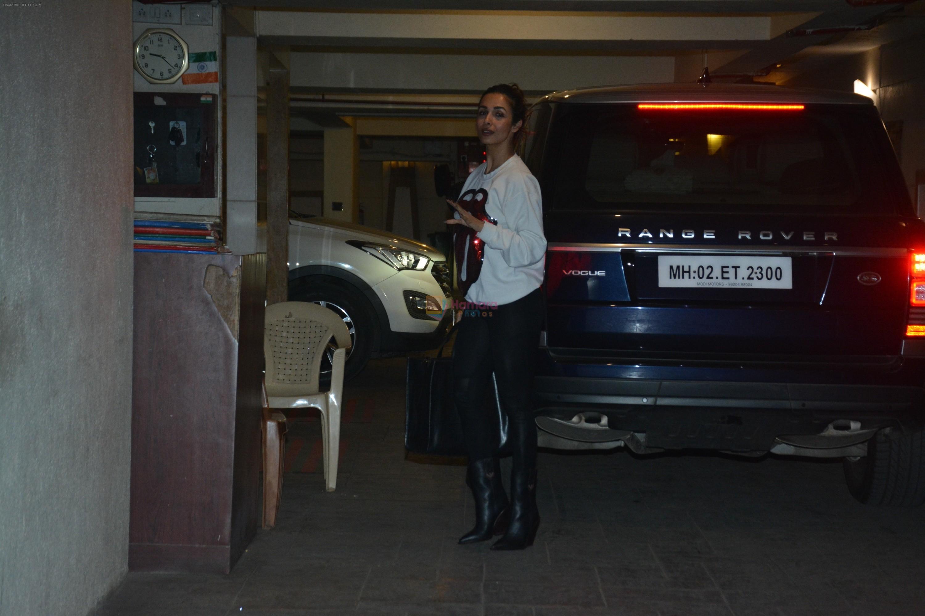 Malaika Arora spotted at Kareena Kapoor's house in bandra on 13th Jan 2019