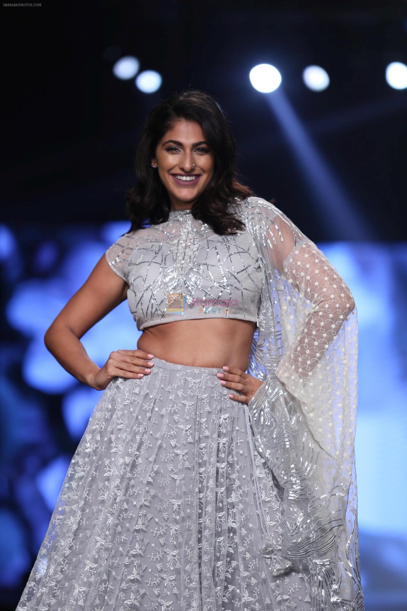 Kubbra Sait at Smile Foundation & Designer Sailesh Singhania fashion show for the 13th edition of Ramp for Champs at the race course in mahalxmi on 13th Feb 2019