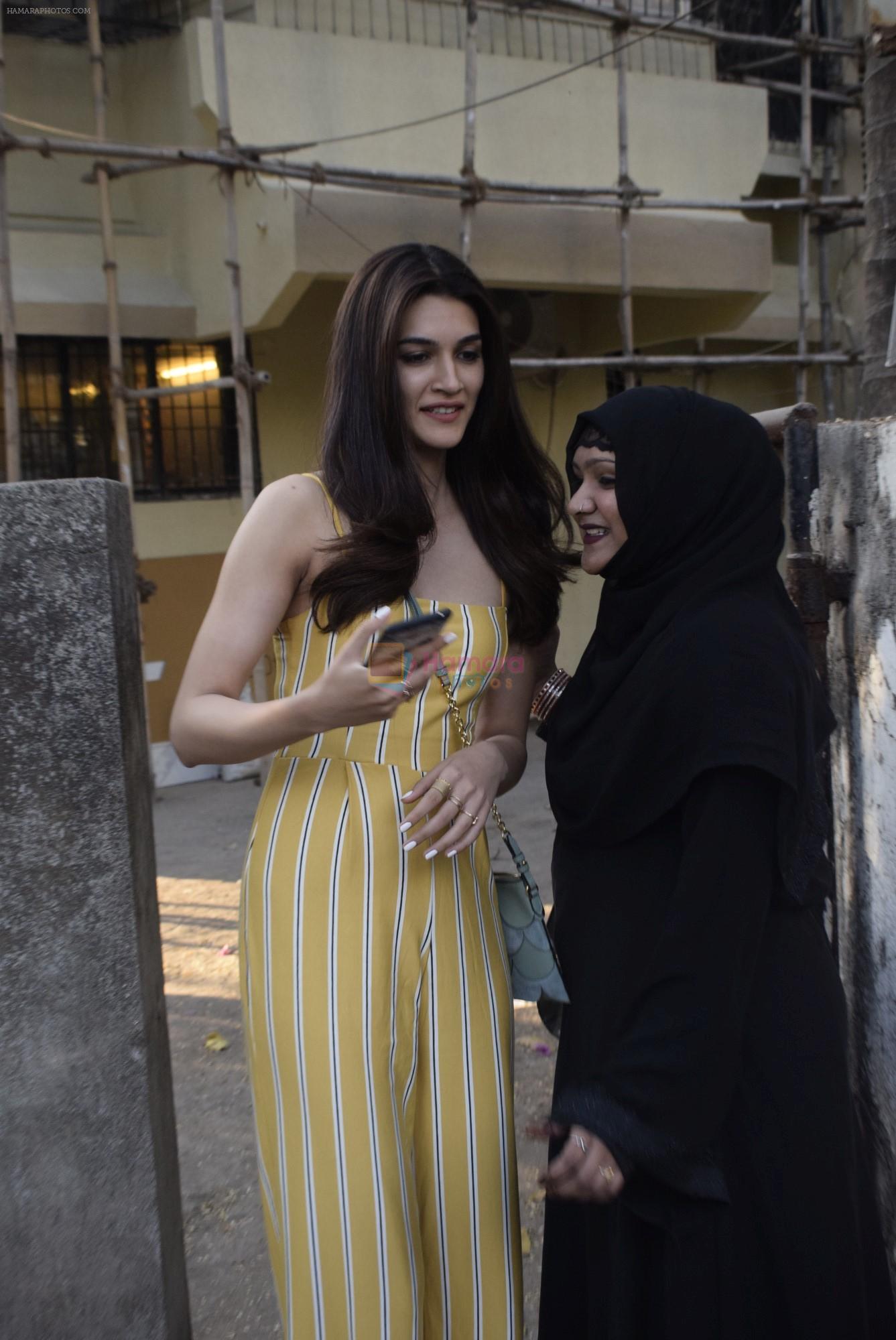 Kriti Sanon spotted at Kromkay juhu on 25th Feb 2019