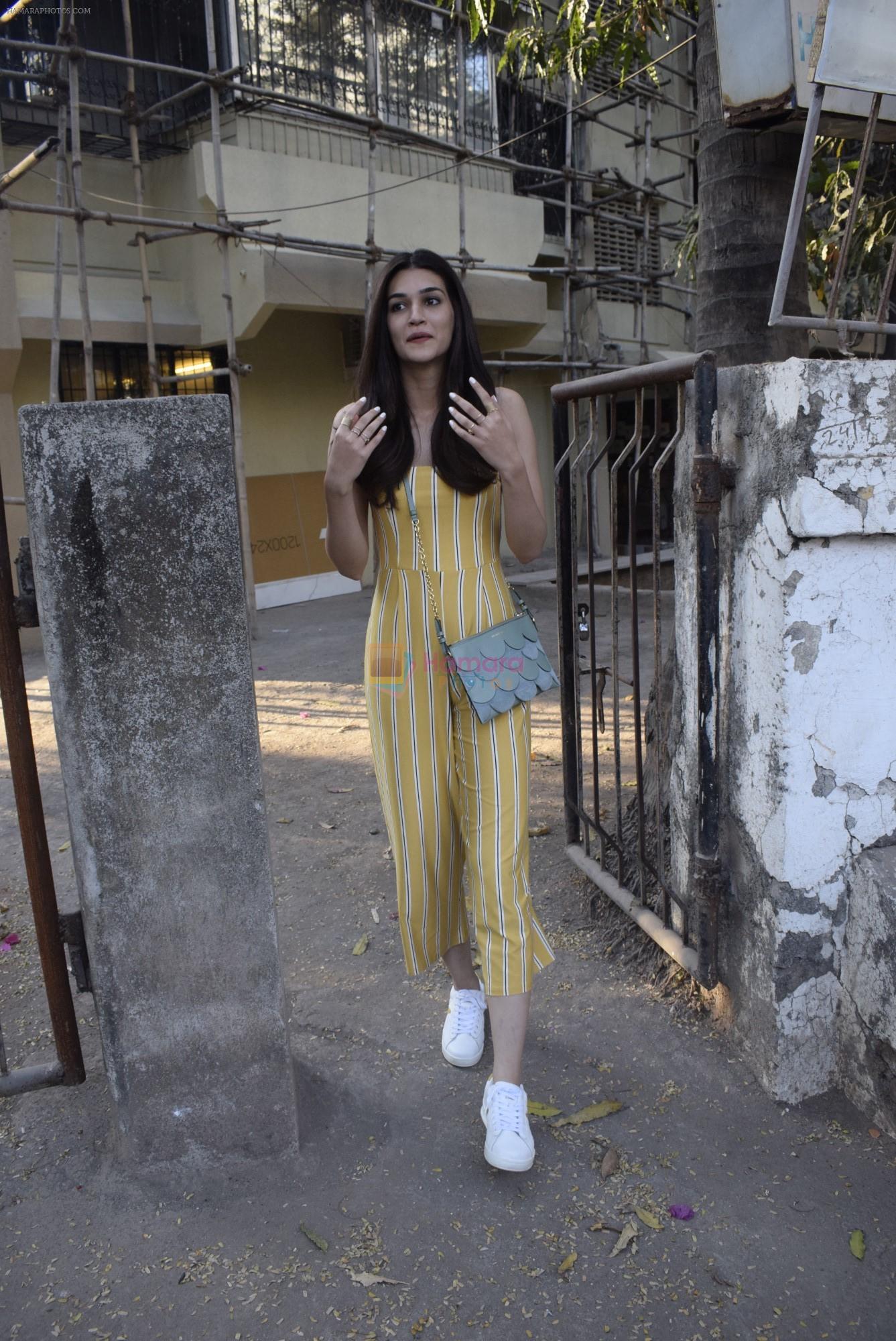 Kriti Sanon spotted at Kromkay juhu on 25th Feb 2019