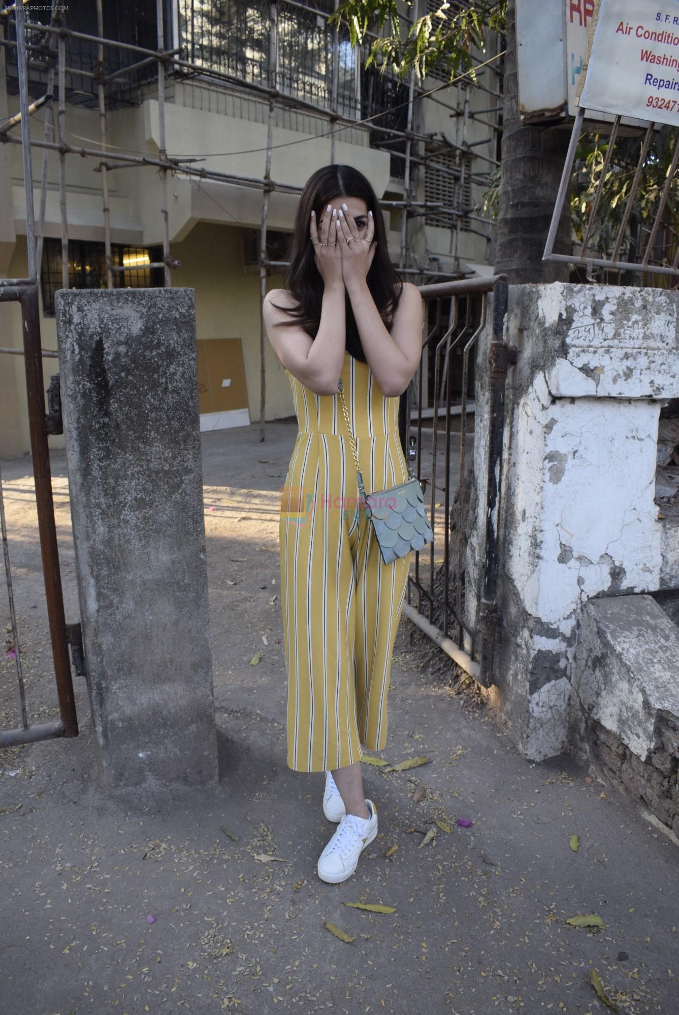 Kriti Sanon spotted at Kromkay juhu on 25th Feb 2019