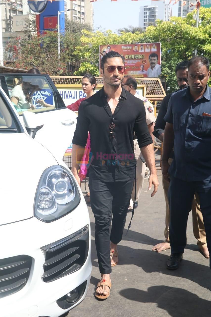 Vidyut Jammwal at siddhivinayak Temple on 5th March 2019