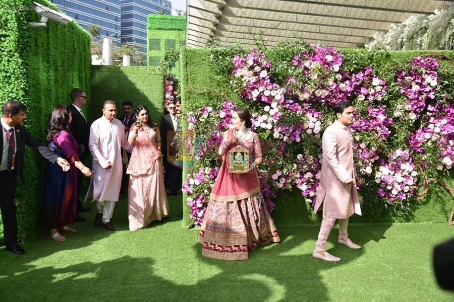 Nita Ambani, Akash Ambani at Akash Ambani & Shloka Mehta wedding in Jio ...