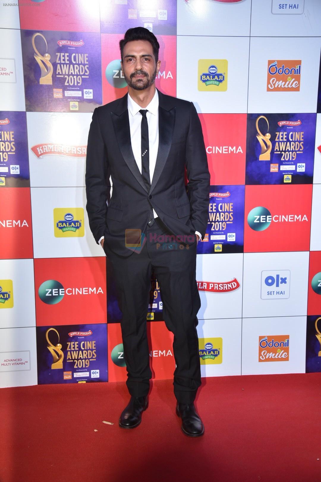 Arjun Rampal at Zee cine awards red carpet on 19th March 2019