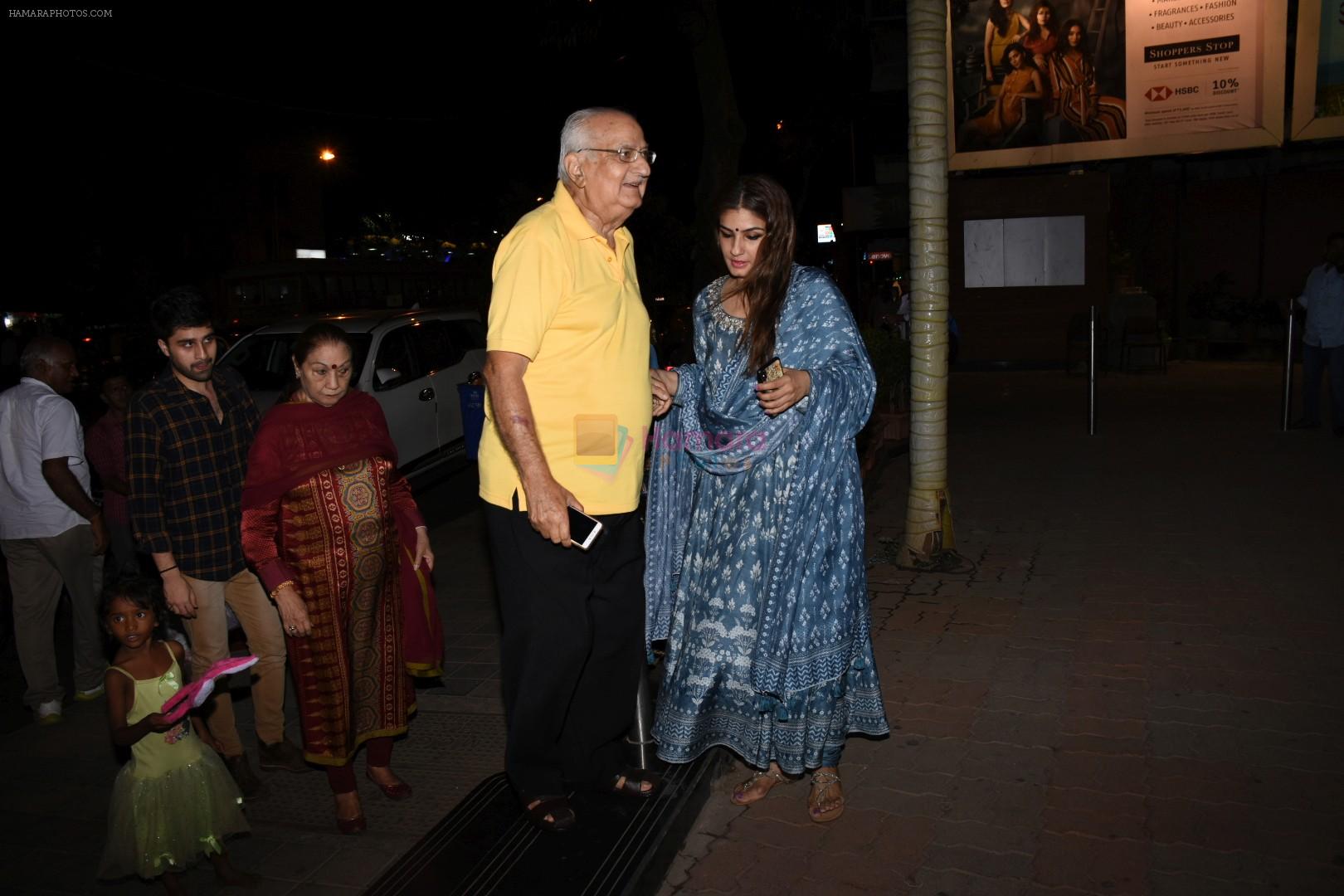 Raveena Tandon celebrates her parents wedding anniversary at bandra on 1st June 2019