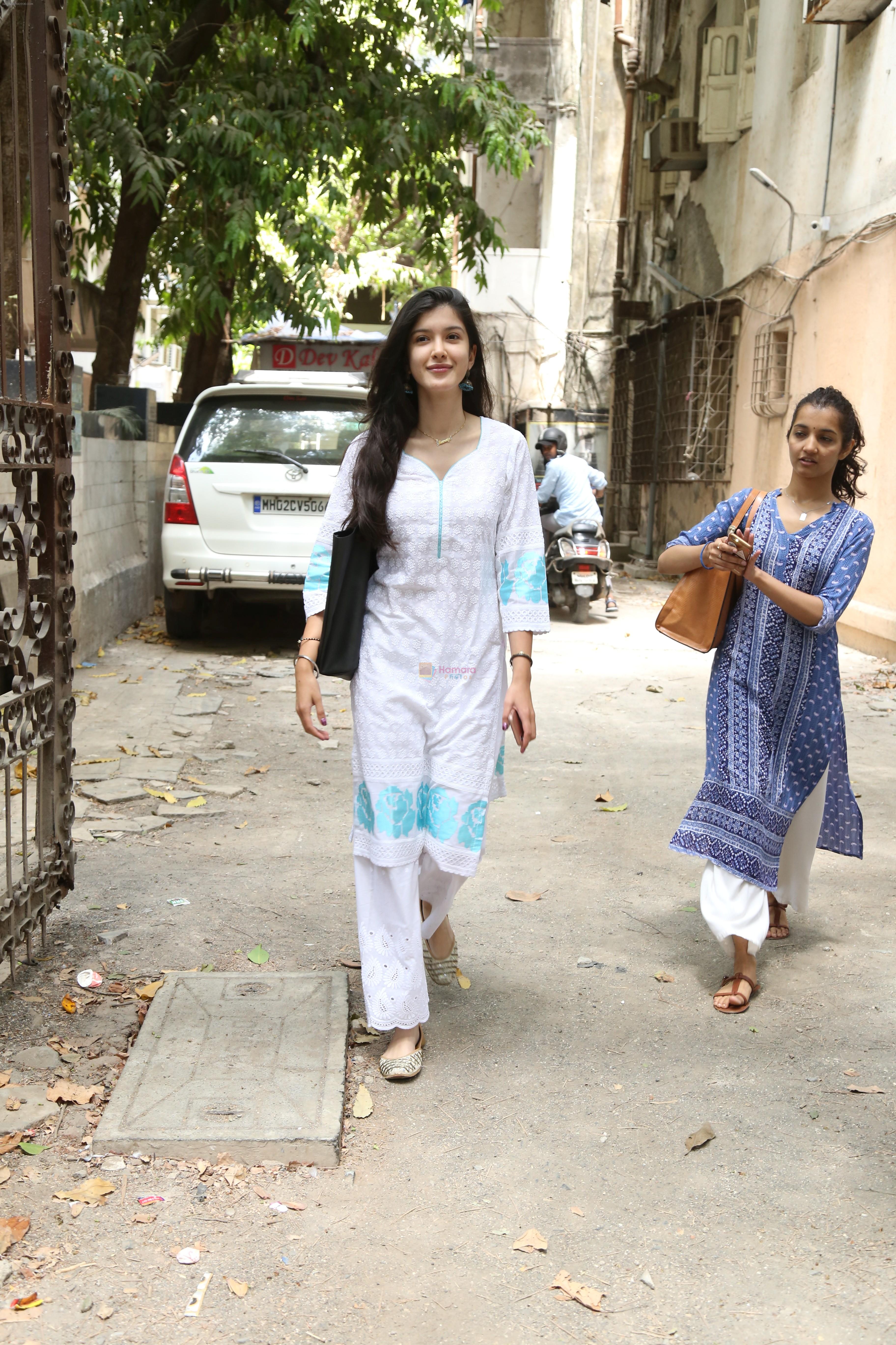 Shanaya Kapoor spotted at bandra on 3rd June 2019