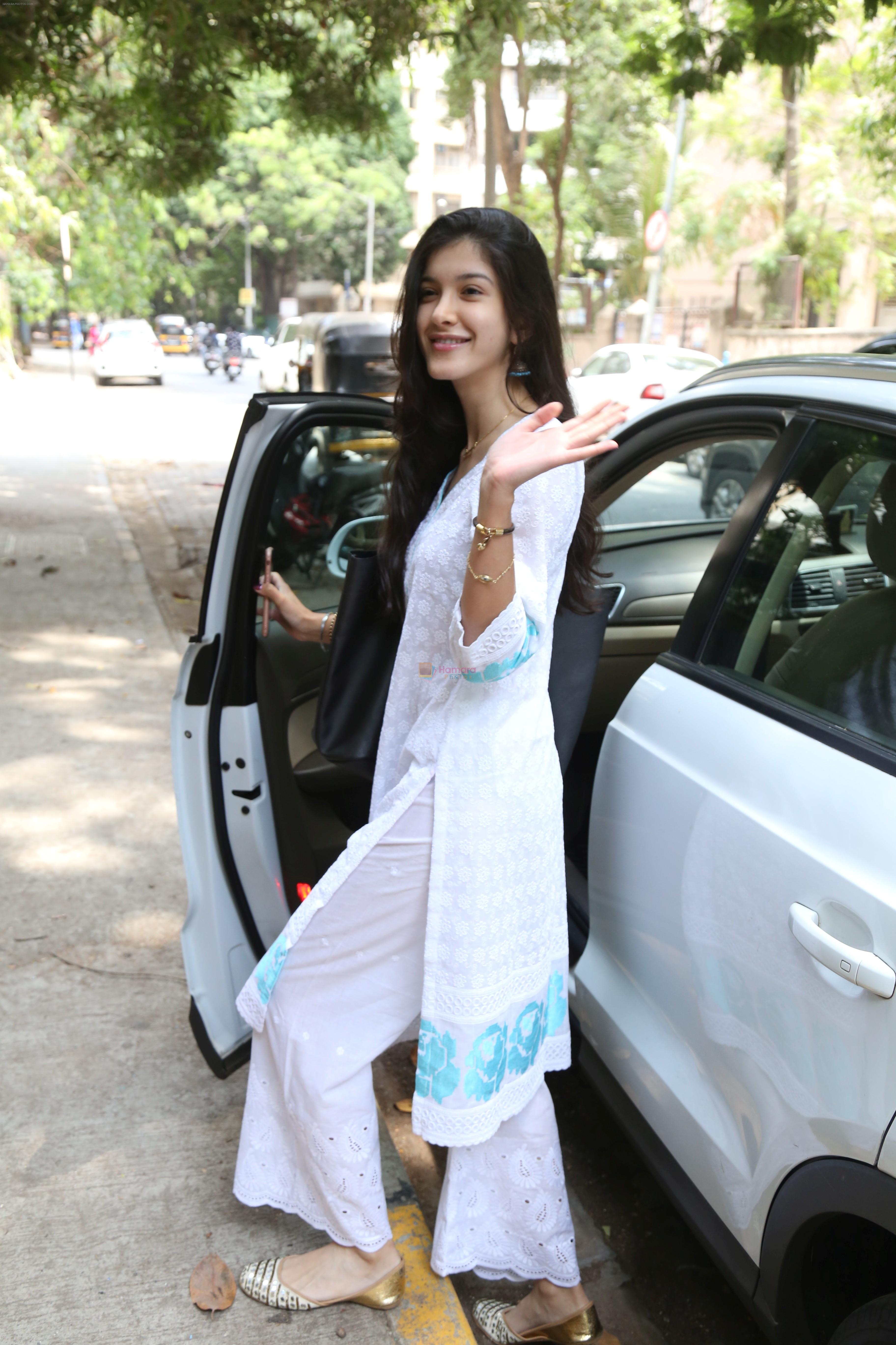 Shanaya Kapoor spotted at bandra on 3rd June 2019