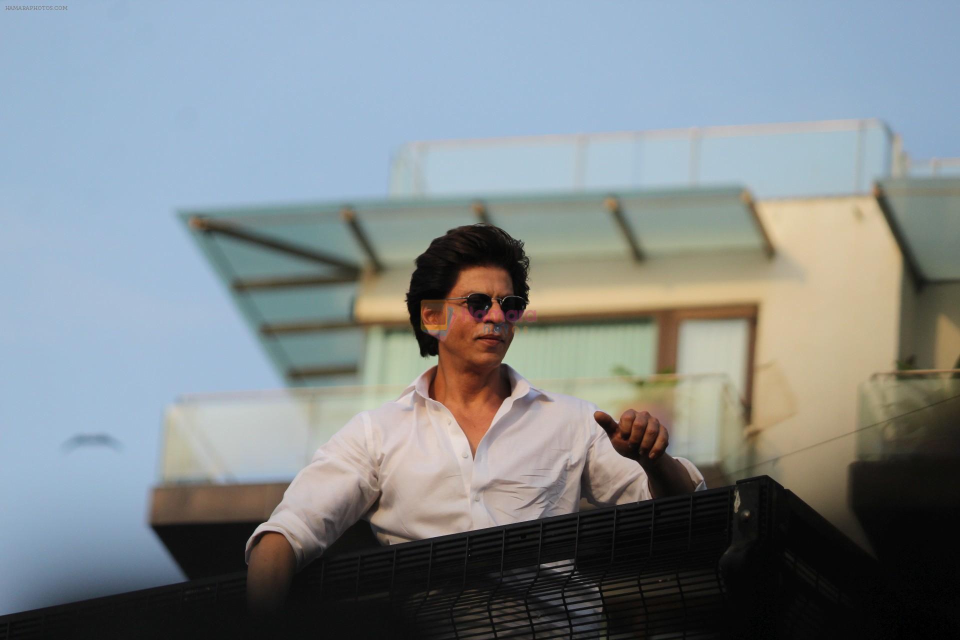 Shahrukh Khan with son Abram waves the fans on Eid at his bandra residence on 5th June 2019